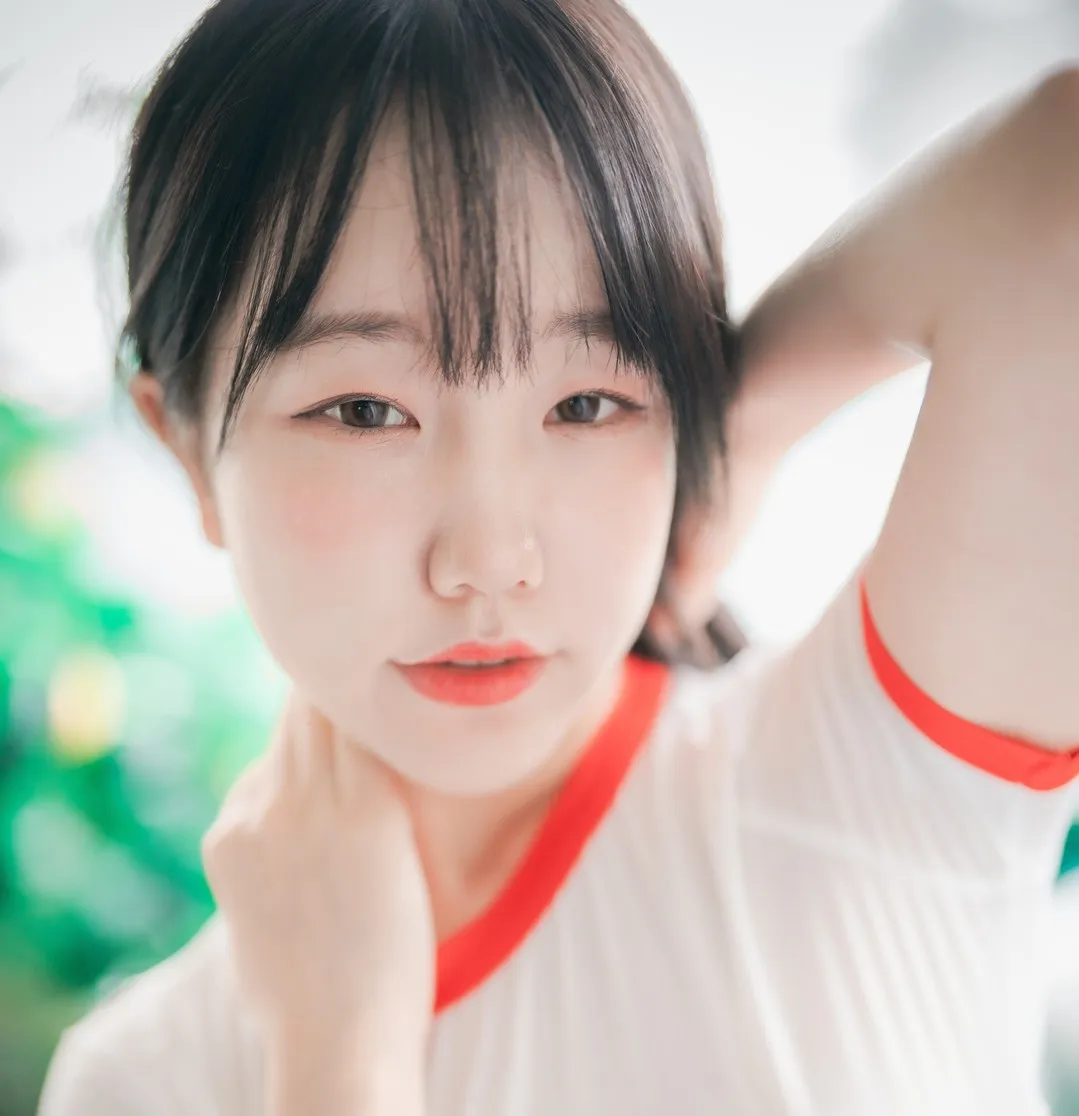 Yeri 黑色刘海白色红领衣服近景写真