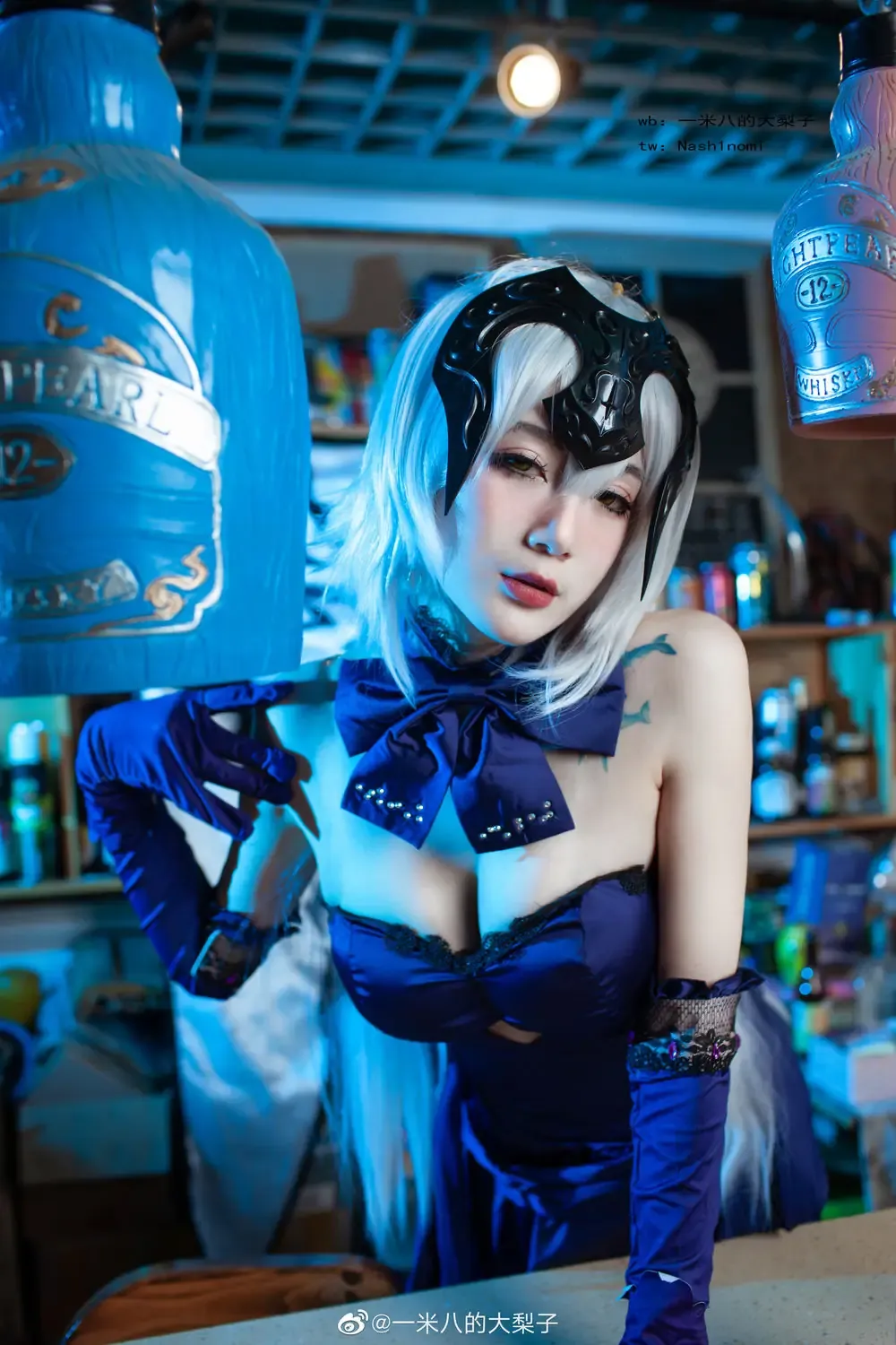 一米八的大梨子白色短发蓝色灯光酒吧角色cosplay