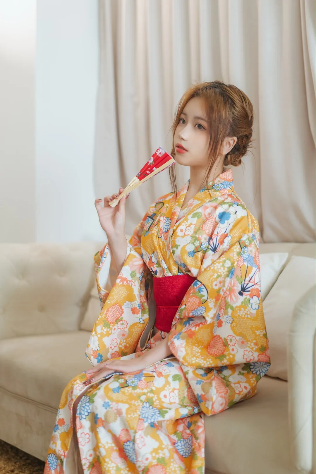 亦南南南黄色和服手持折扇室内和风写真