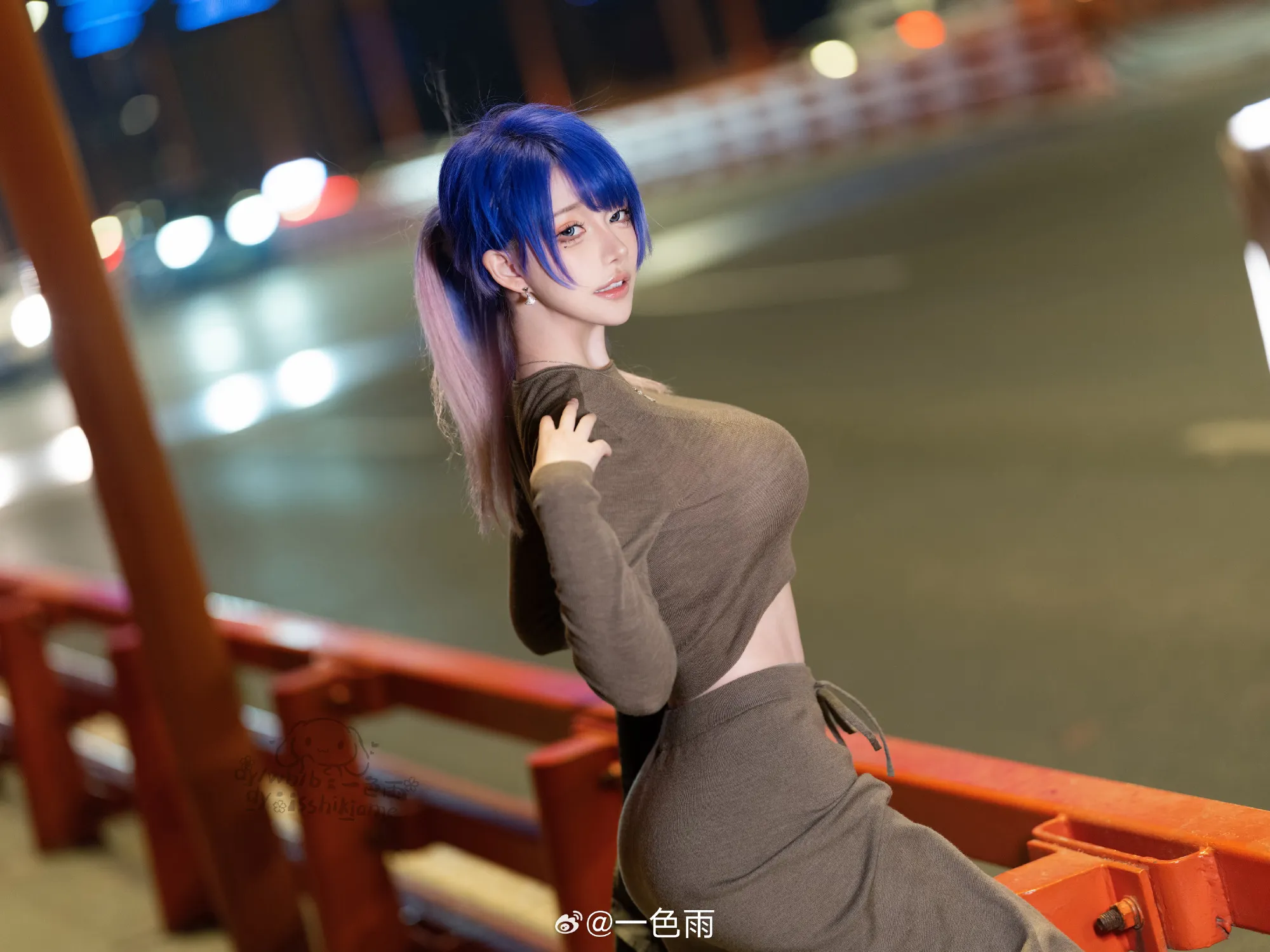 一色雨蓝紫渐变发色穿灰色服装坐在夜景道路栏杆旁