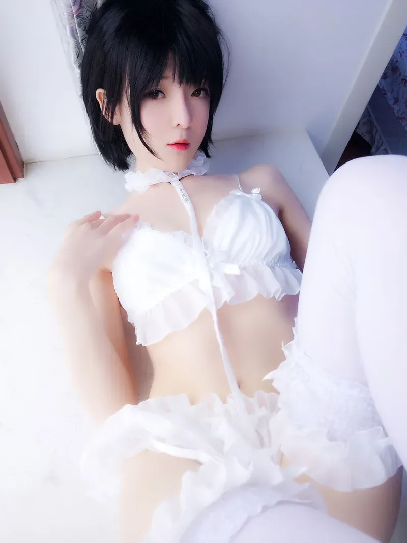 一小央泽黑色短发穿白色荷叶边服饰仰靠在浅色室内空间的cos写真