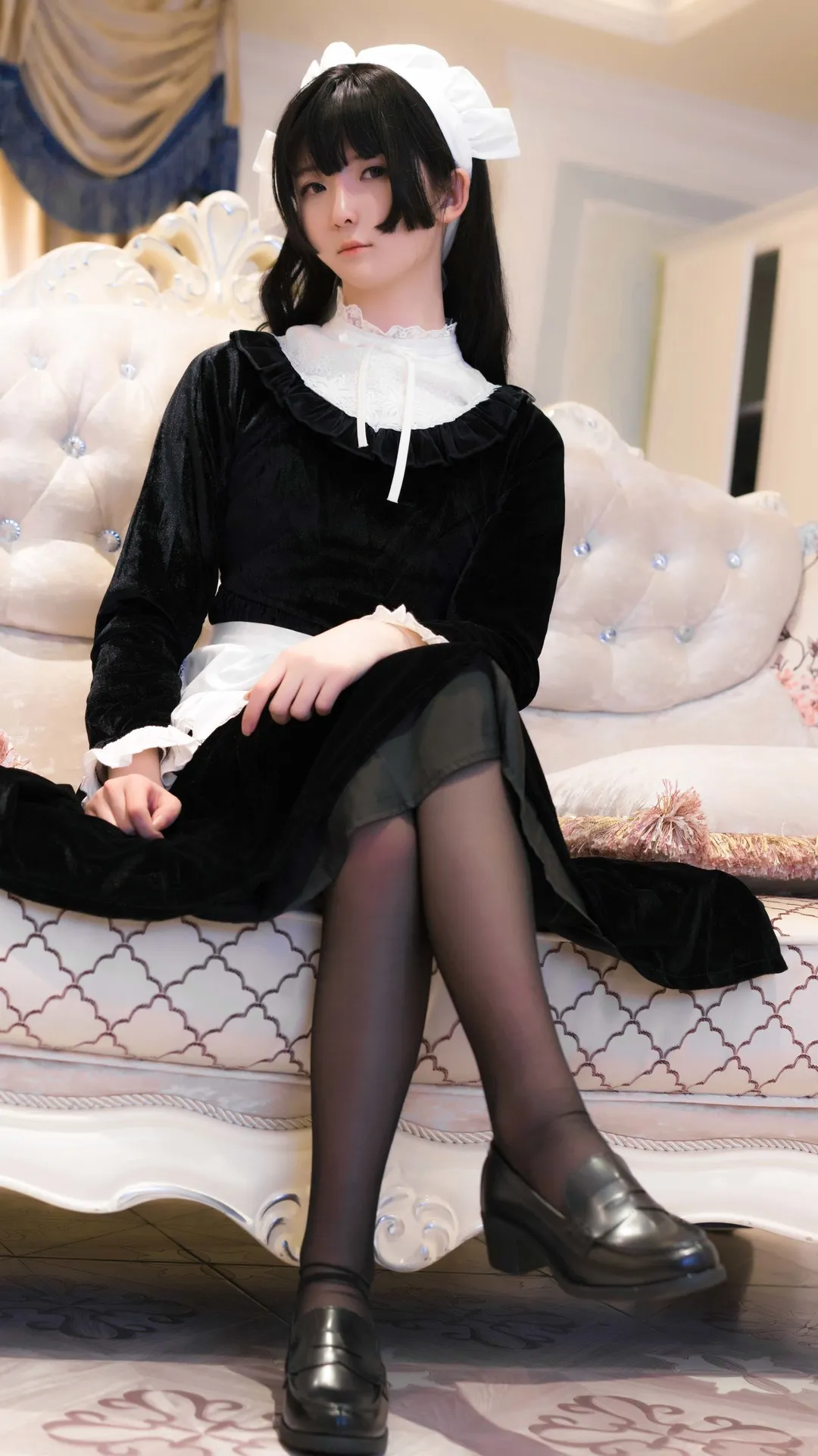一小央泽穿黑白女仆服坐在浅色欧式沙发前的室内写真