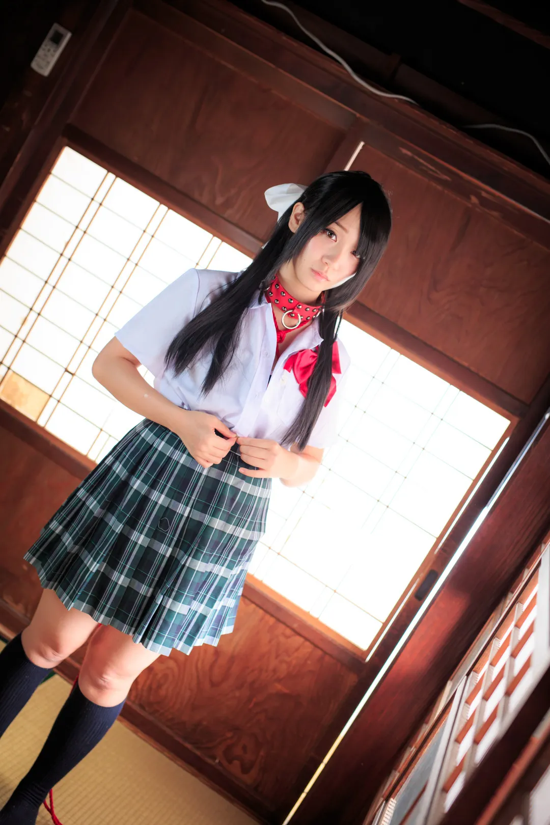 伊織もえ白衬衫绿格裙与红色领结室内制服写真