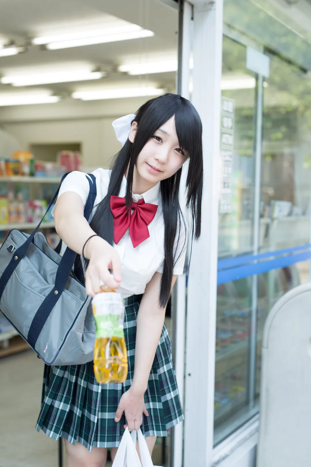 伊織もえ白衬衫格纹裙在店铺外拿饮料的制服写真