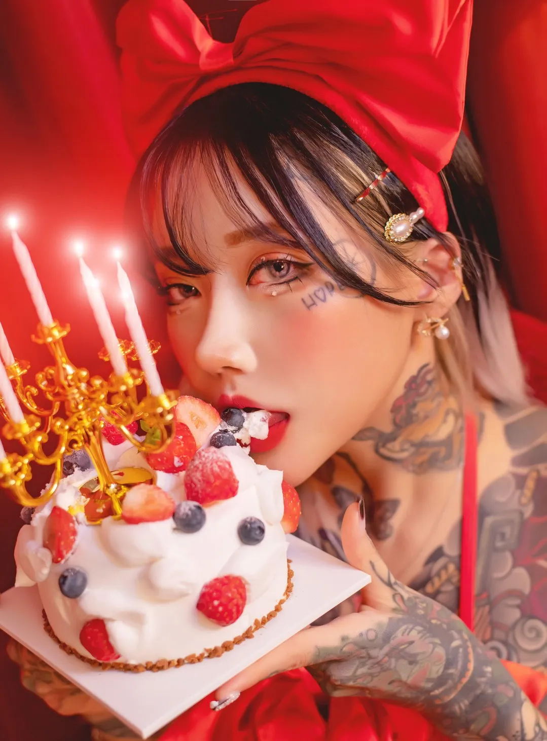 Yoko 红色蝴蝶结头饰黑色刘海手托草莓蛋糕近景