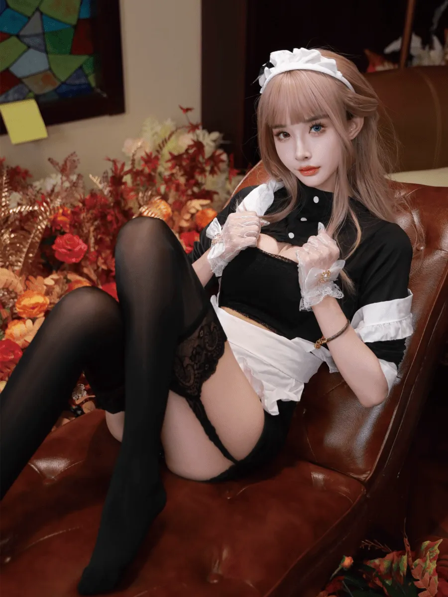 余多多dudu黑白女仆服坐在棕色皮椅上的写真