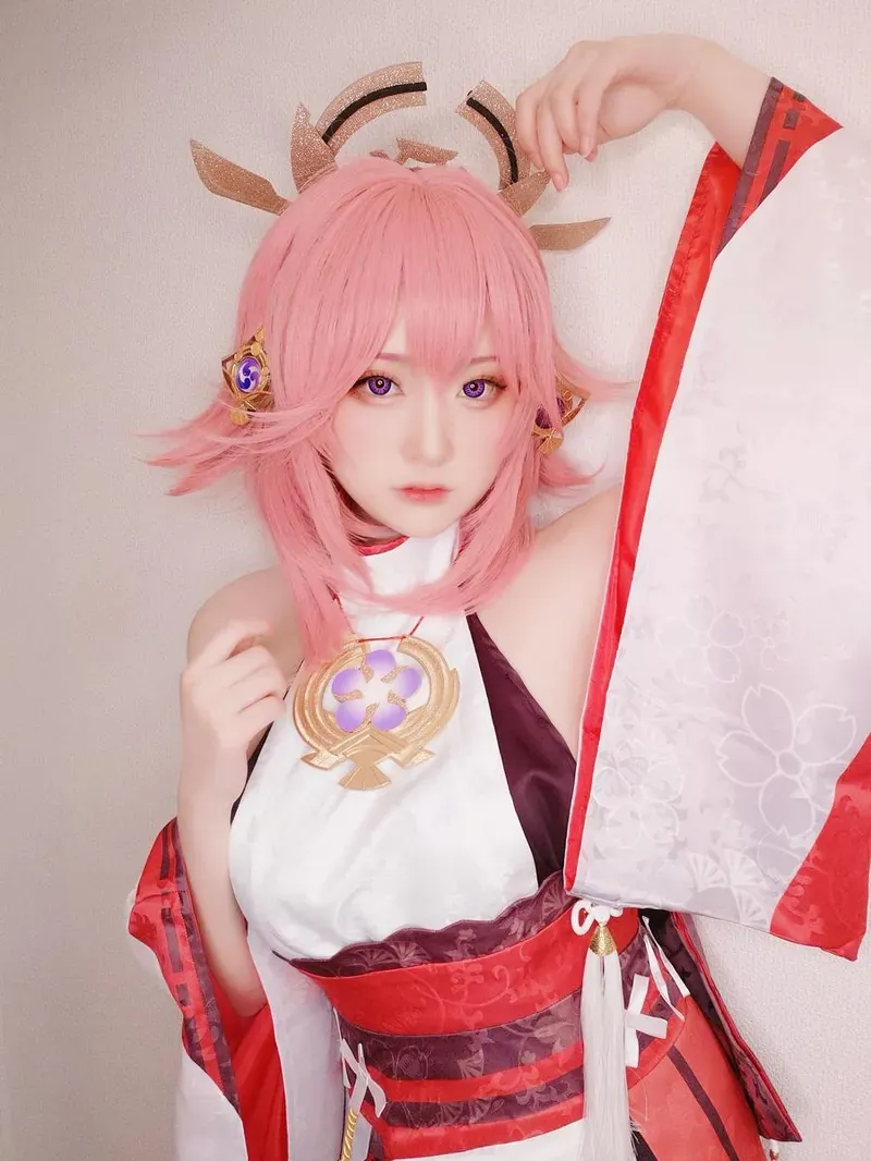 Yuki亭 粉色短发红白和风服饰抬手站在白墙前