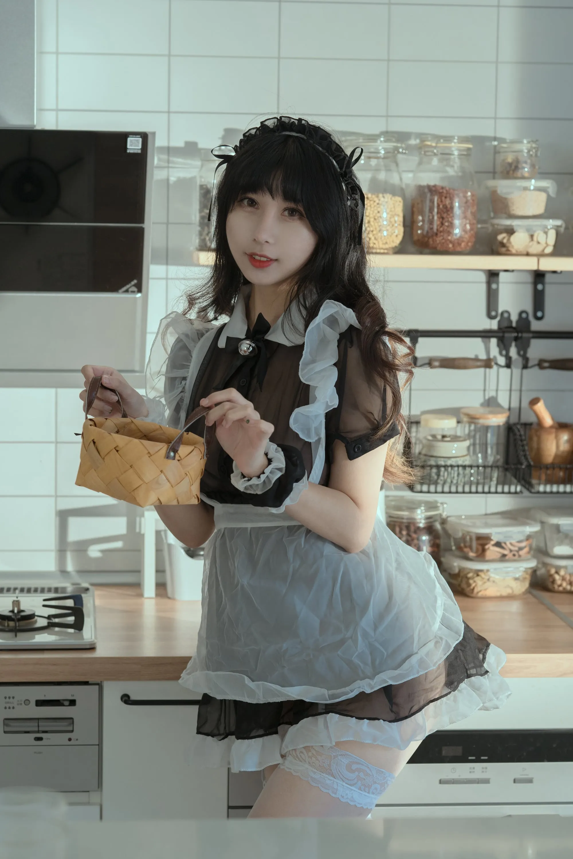 云溪溪黑白女仆造型厨房场景COS写真
