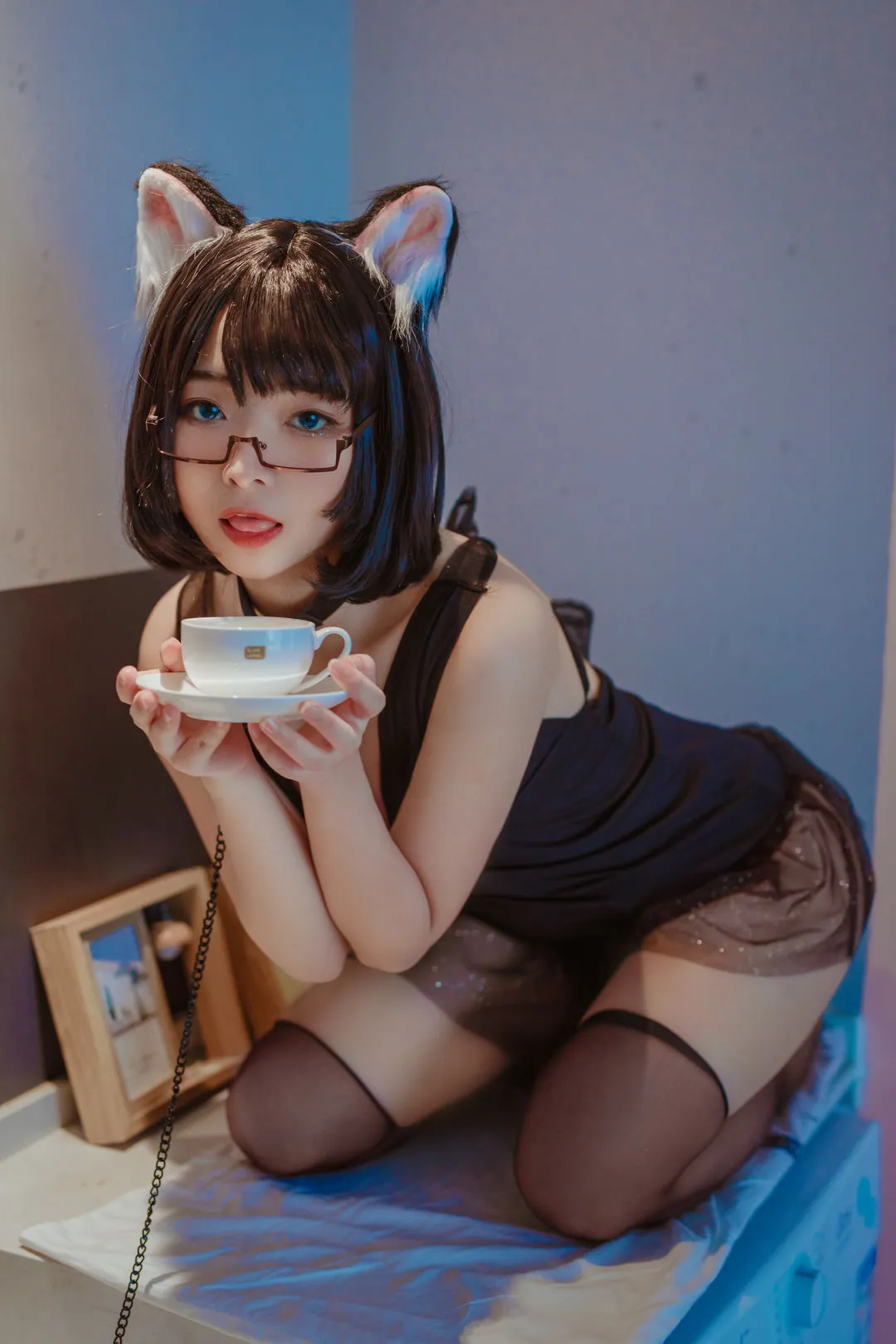yuuhui玉汇 黑色短发猫耳眼镜黑色服饰托着白色杯碟