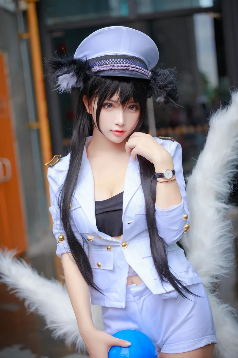 只是简言白蓝制服帽子COS写真，双马尾、帽子和白色毛绒道具清楚