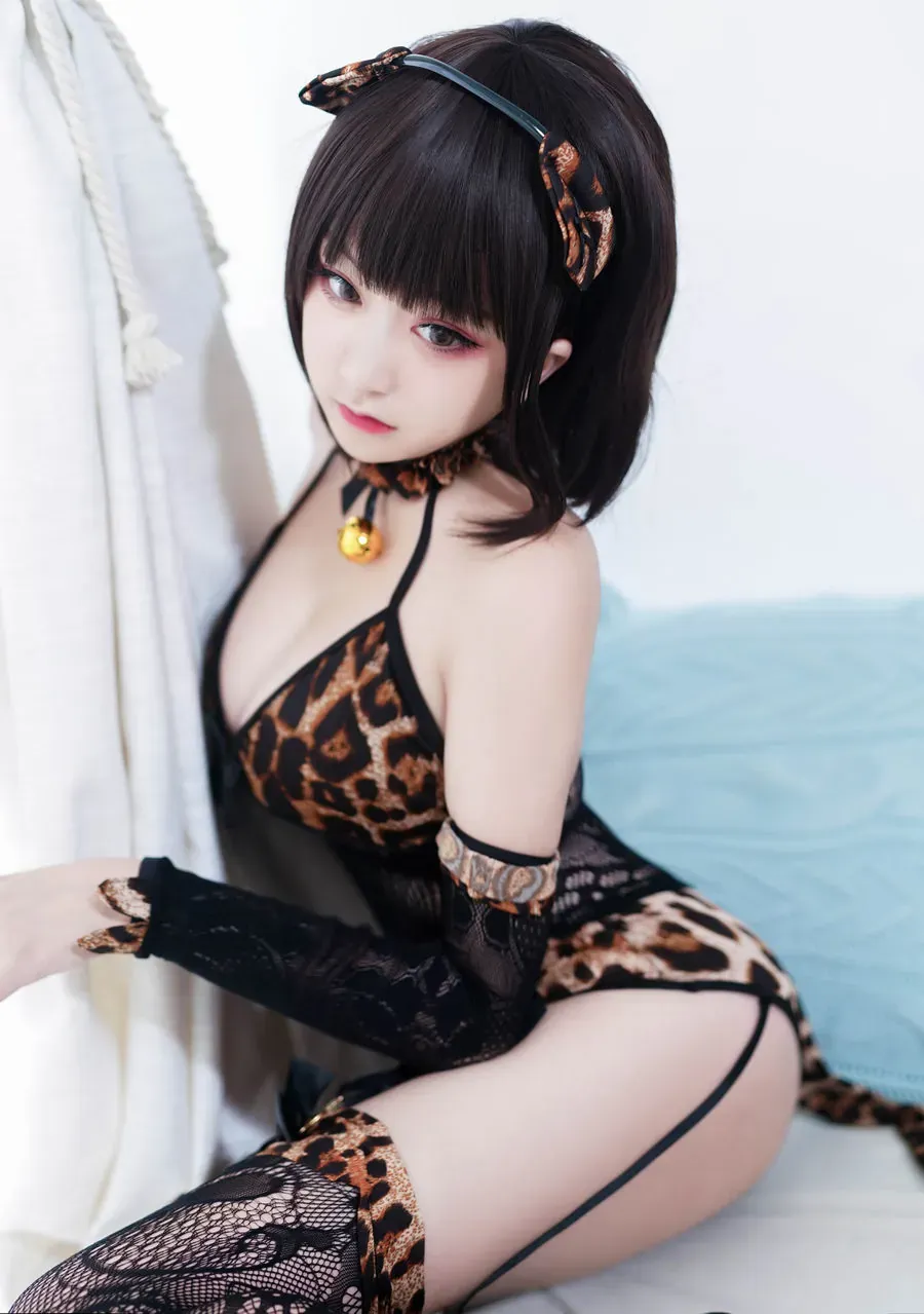 ZinieQ黑色短发戴豹纹发箍穿豹纹服饰跪坐在浅色床边的cos写真