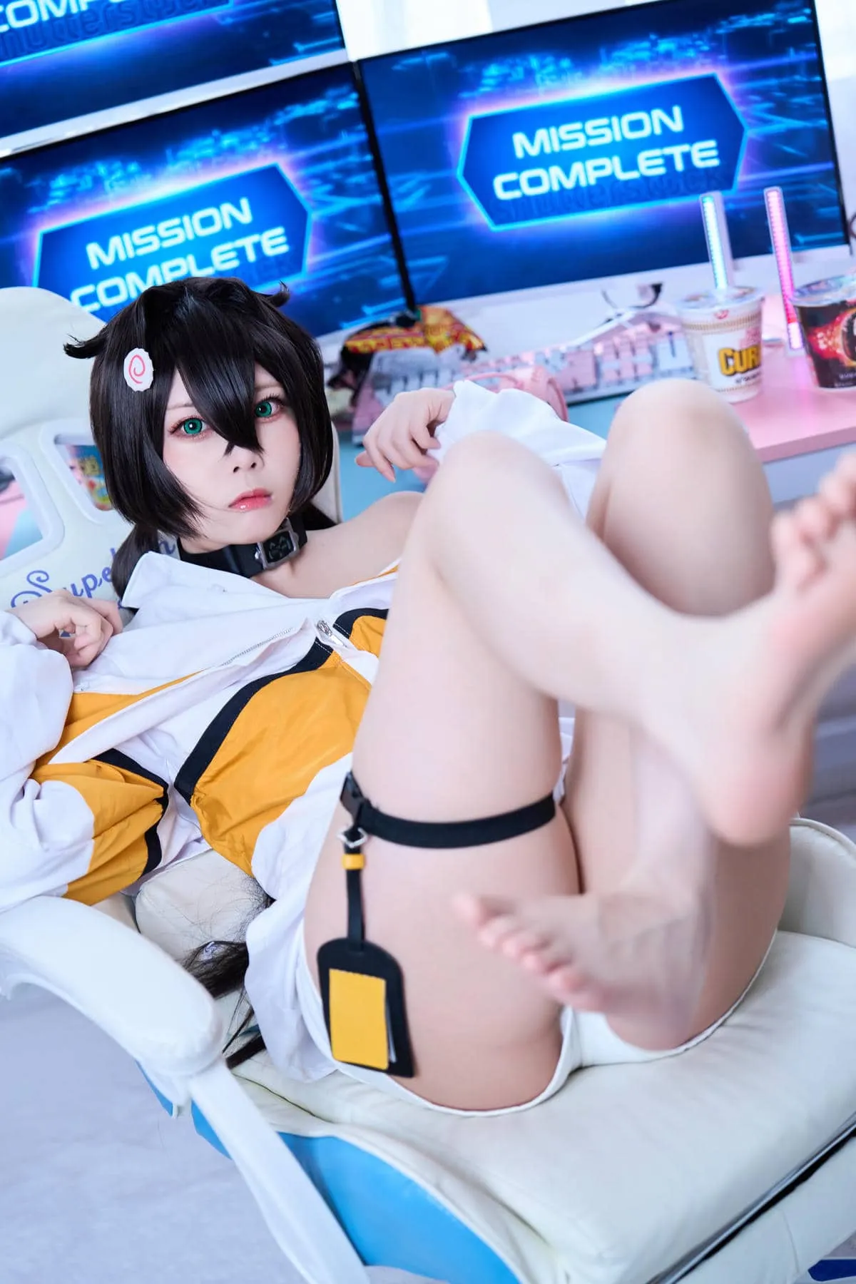 Maou Mo 黑色短发白色外套躺在科技房间座椅上的角色cosplay
