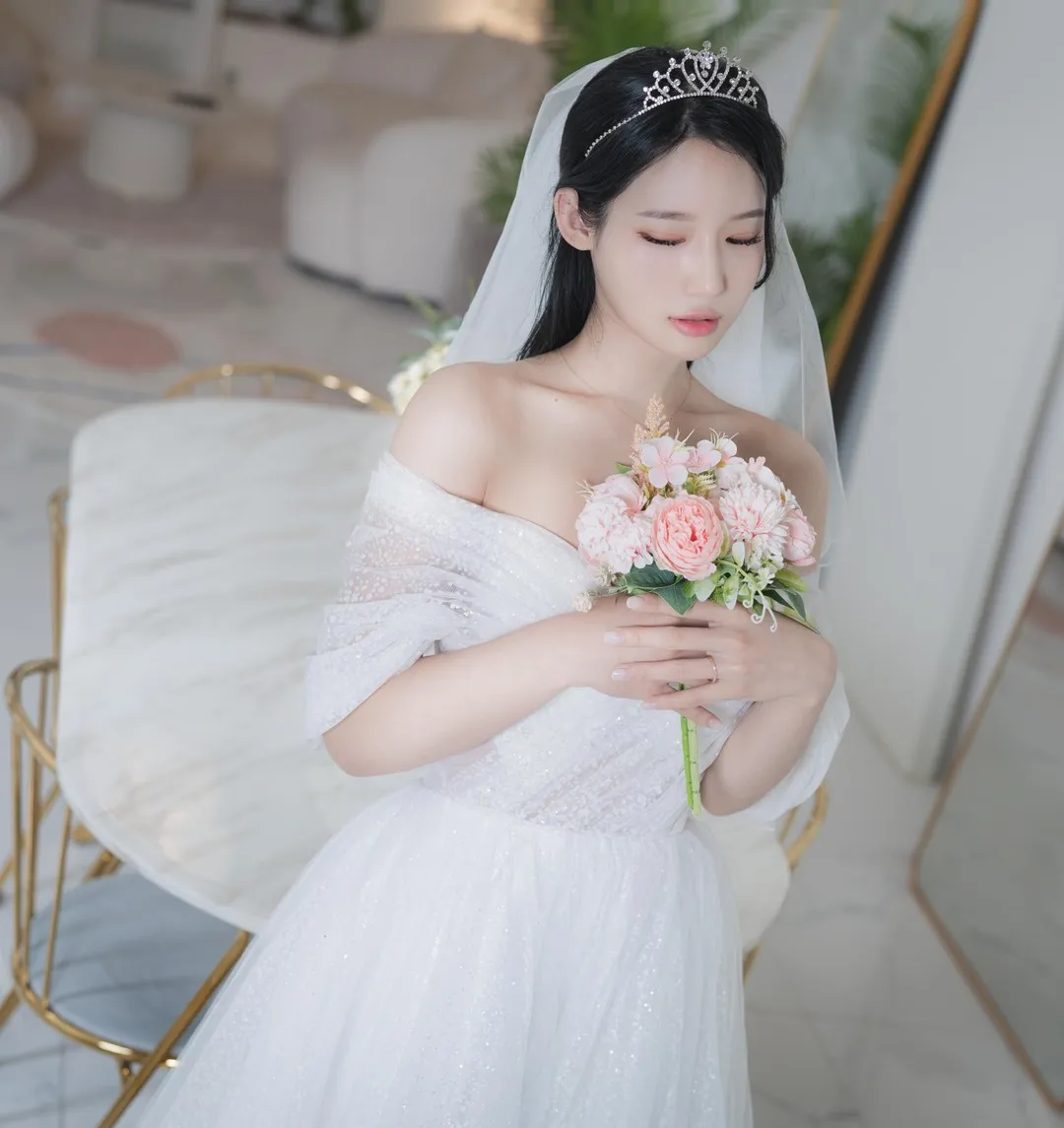 Yeha(예하) 黑色长发戴皇冠头纱穿白色婚纱手捧花束