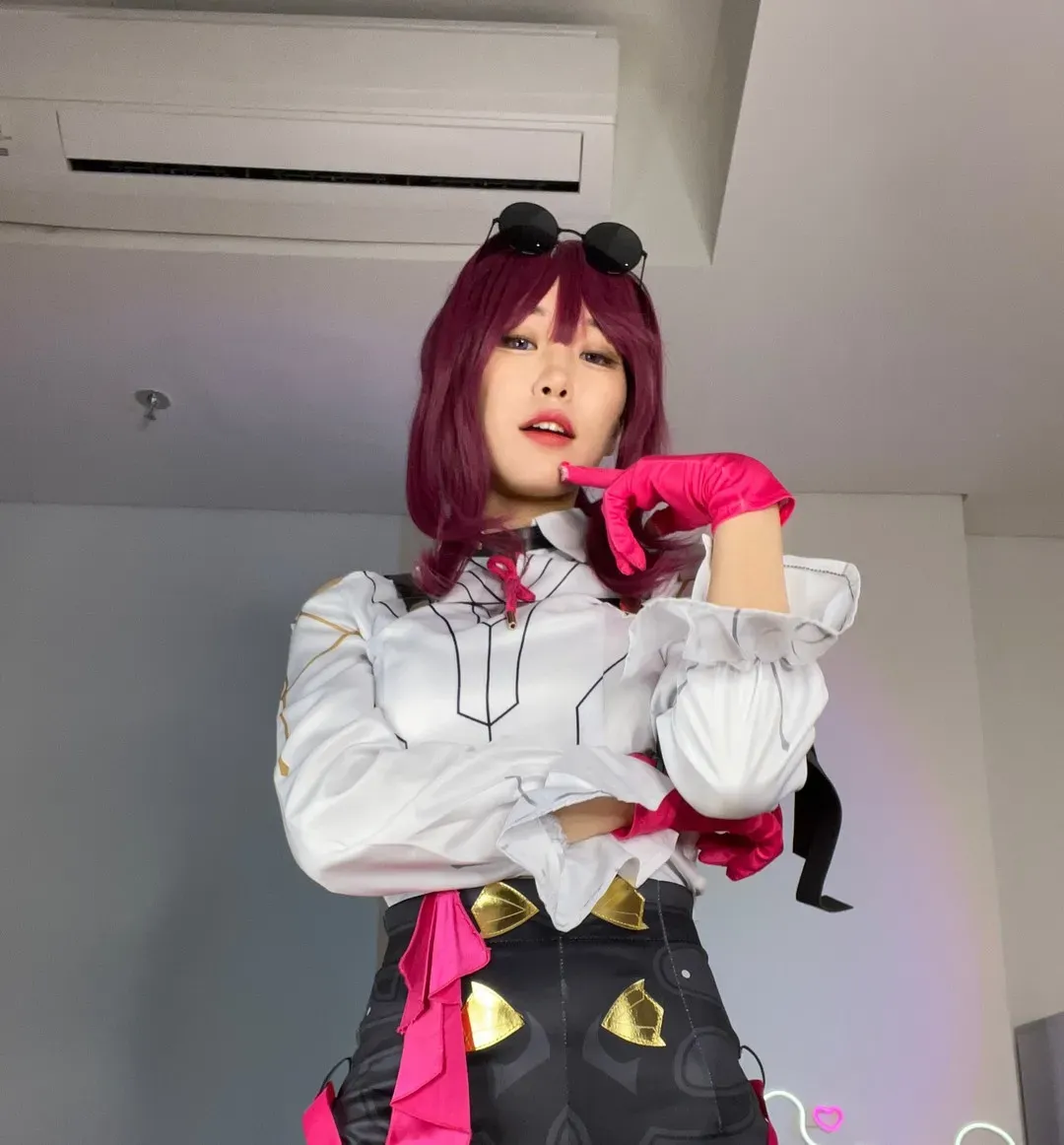MeriolChan 紫红短发白色制服粉色手套低角度写真