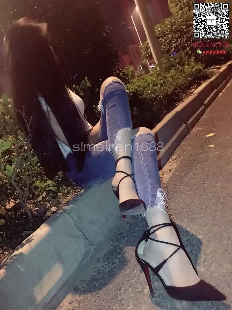 白烨长发背向坐在夜景路边穿蓝色牛仔裤和黑色绑带高跟鞋的写真