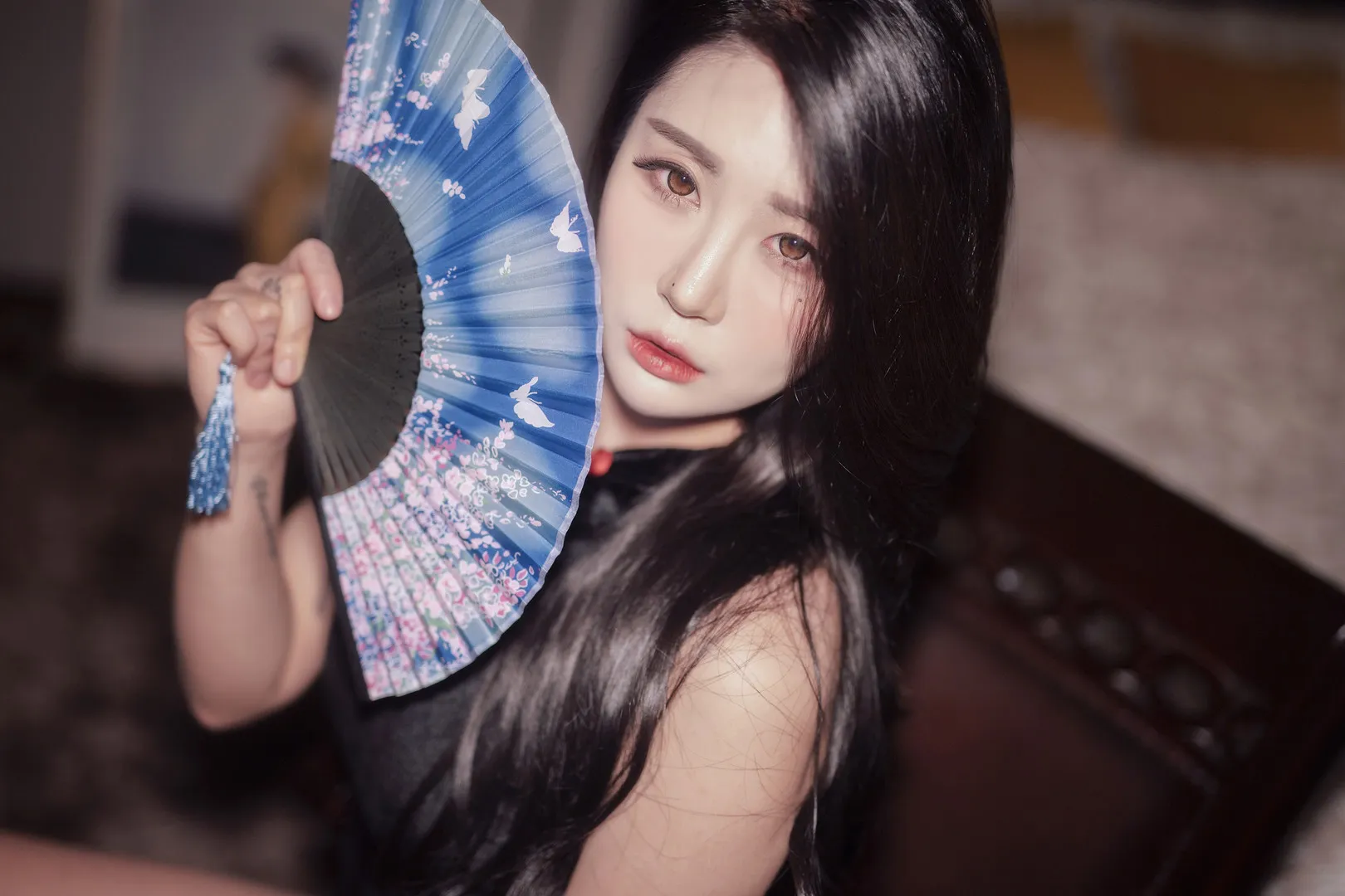 Bomi(보미)黑色长发手持蓝色折扇室内近景写真