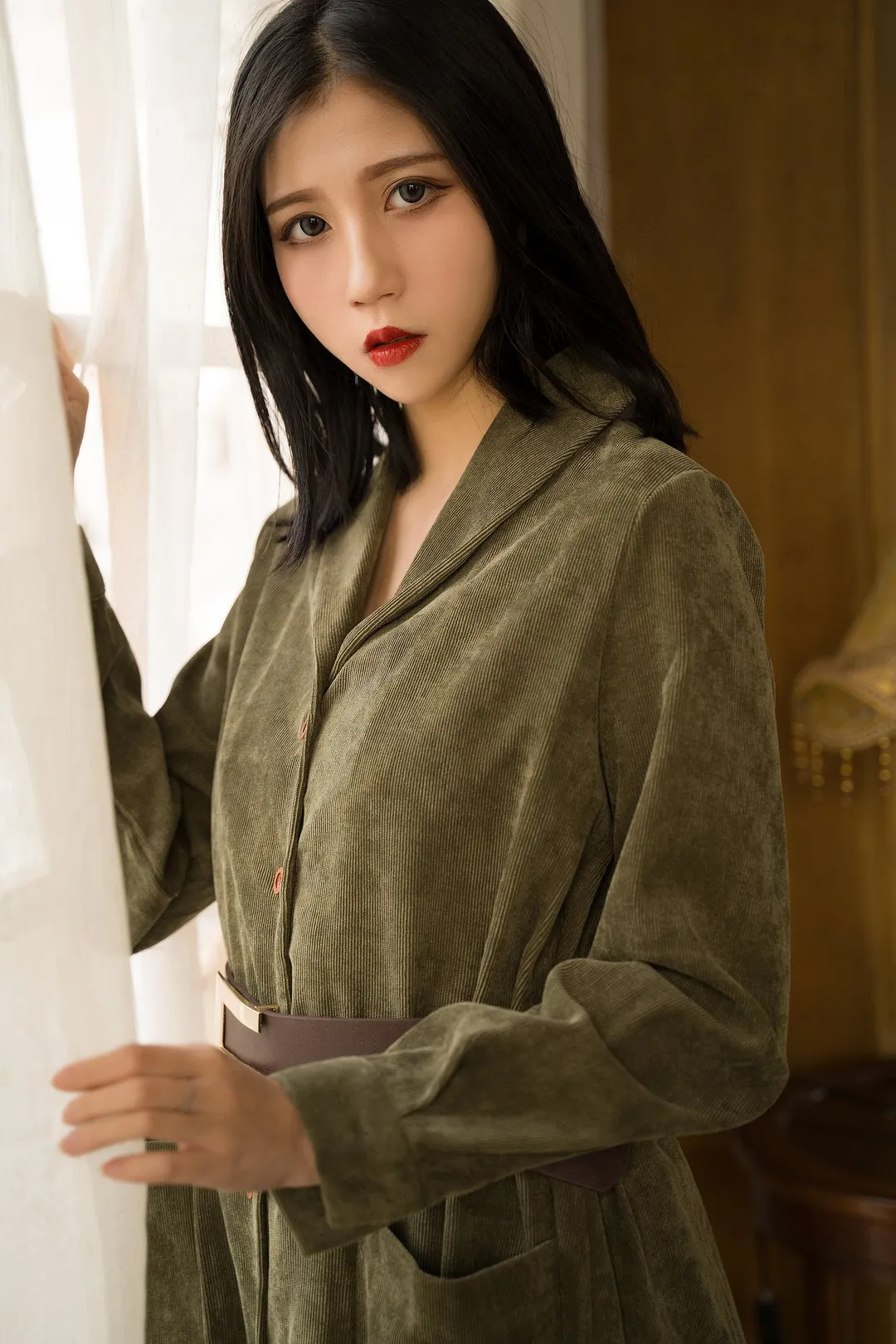 Cazi姬纪黑色长发橄榄绿外套窗边室内写真