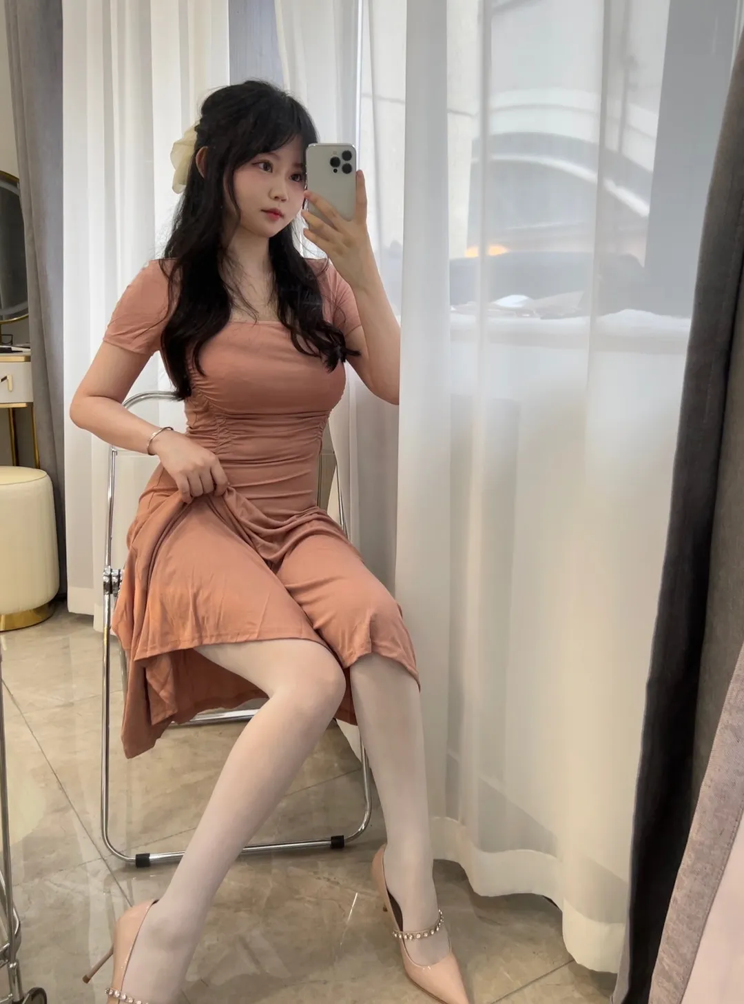 是依酱吖长发暖粉连衣裙坐在椅子上进行对镜自拍的写真