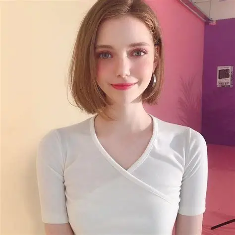 知一妹妹 短发白色上衣暖色背景日常人像写真