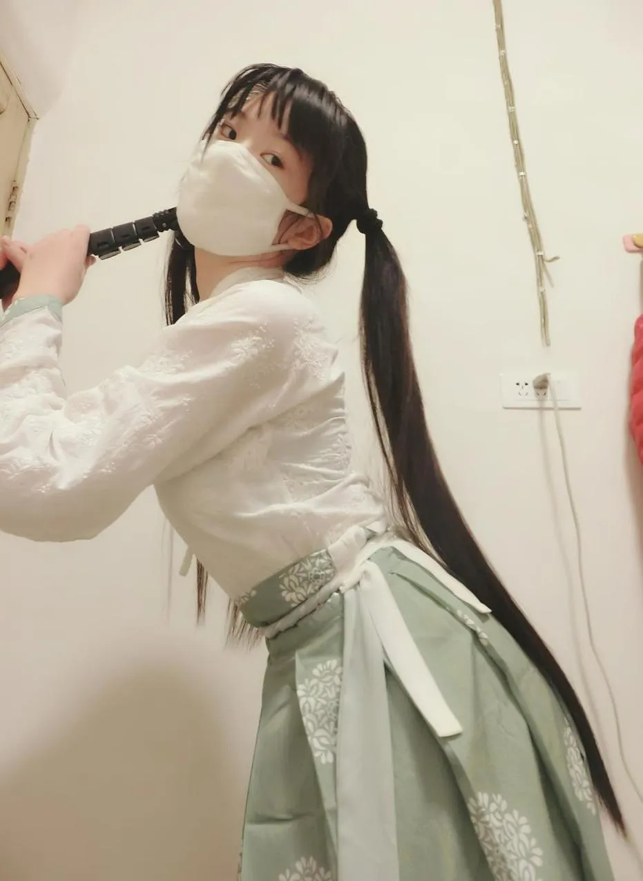 西尔酱长发双马尾白色上衣浅绿裙装戴口罩手持黑色道具的cos写真