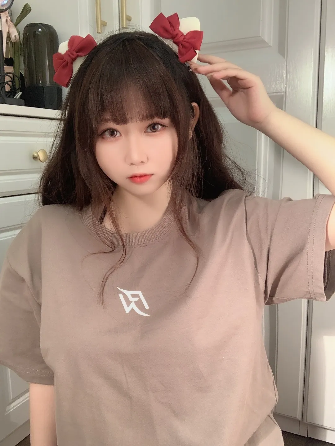 是依酱吖长发齐刘海红色蝴蝶结发饰穿浅色上衣的日常自拍