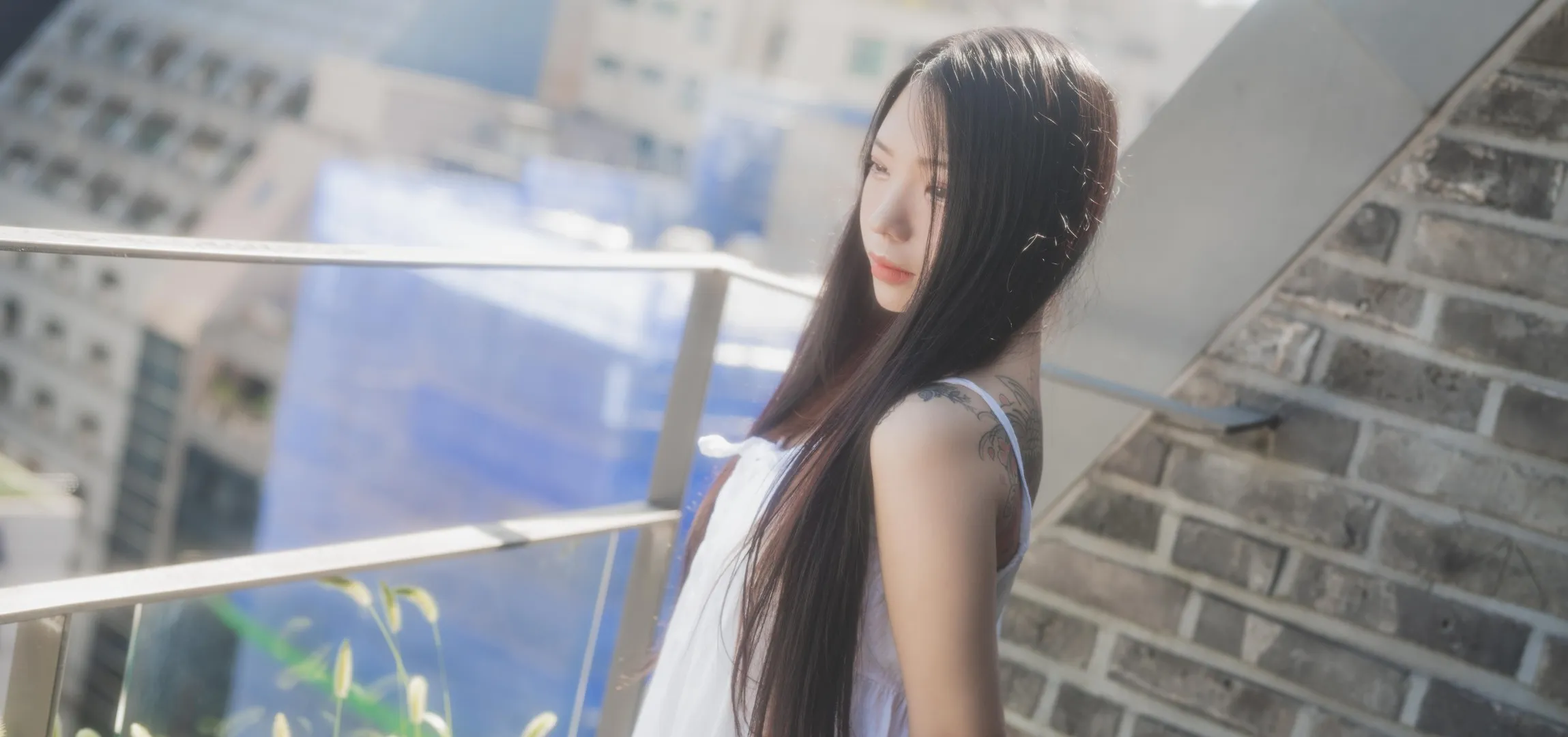 YeonHwa(연화) 黑色长发穿白色吊带裙站在阳台栏杆旁