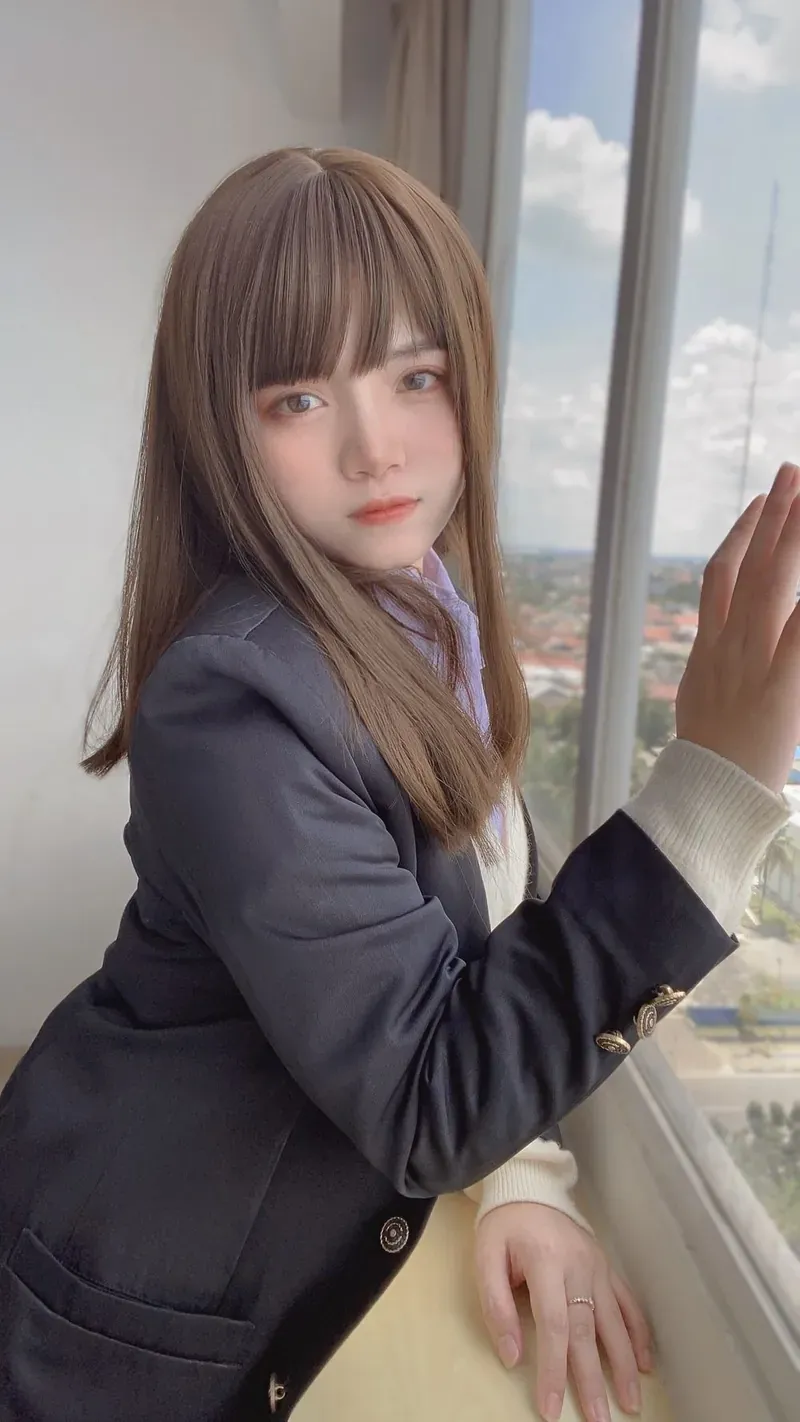 MenruiNyanko 浅棕长发深色制服靠窗拍摄写真