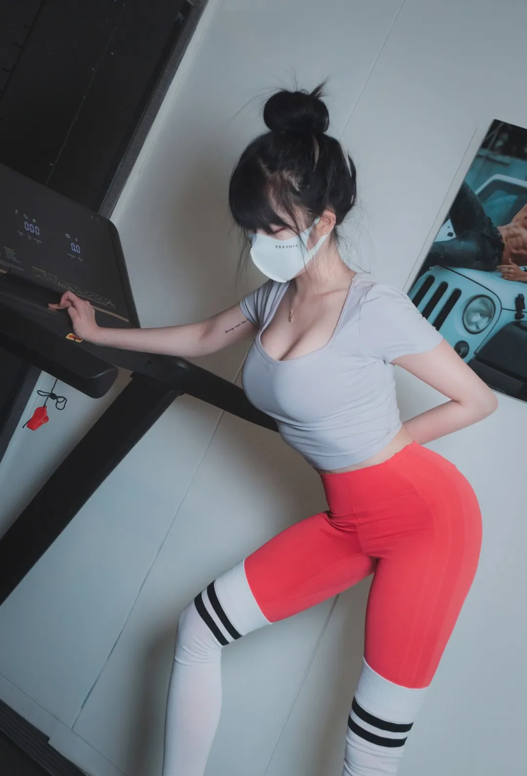 Aram(아람)扎丸子头戴白色口罩穿灰色短上衣和红色运动短裤站在跑步机旁