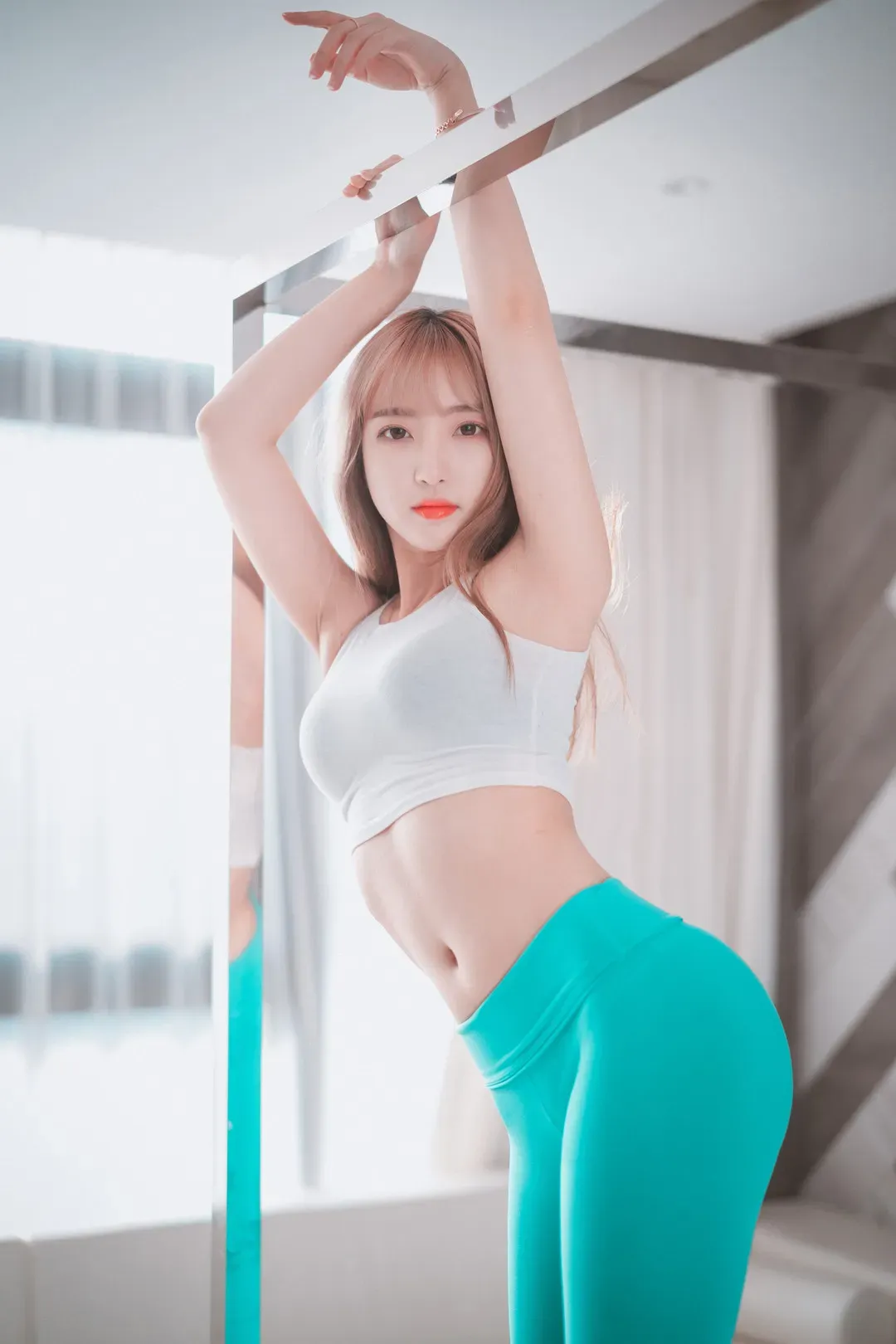 HaNari(하나리)浅色长发,穿白色运动上衣和青绿色裤装抬臂站在明亮室内