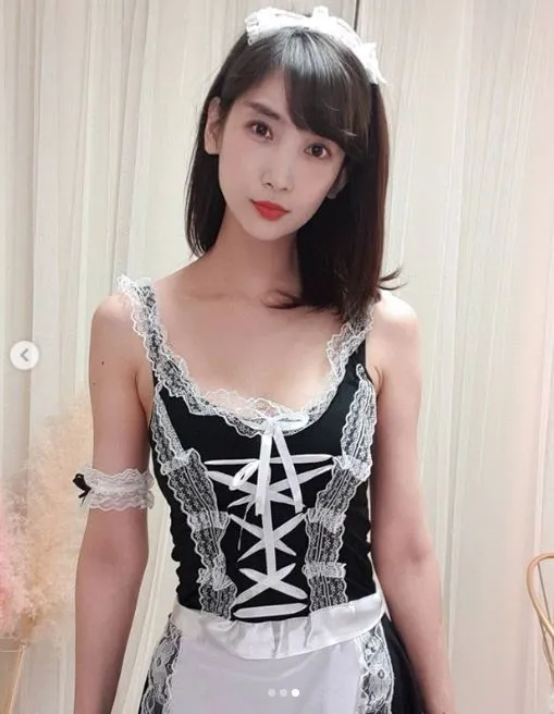 leezy 中长发黑白女仆服站在浅色帘幕前的室内写真