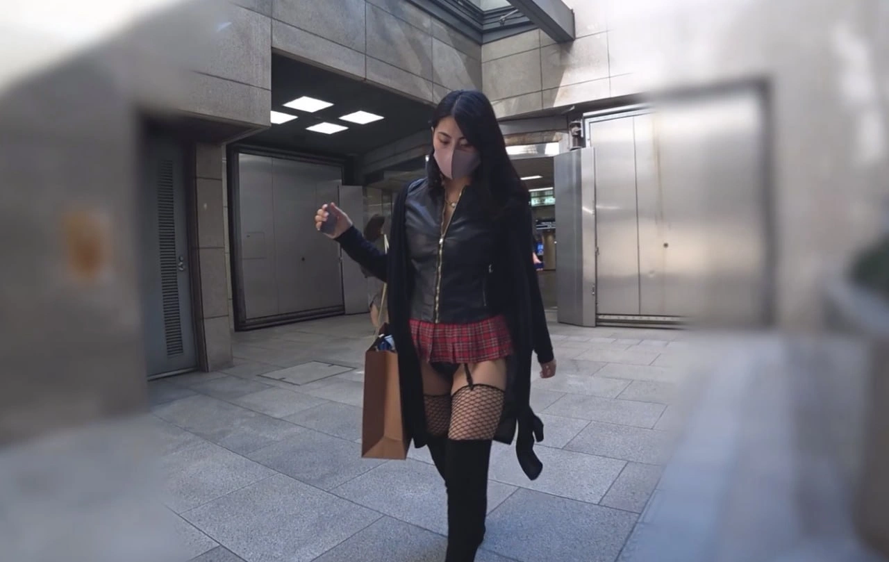 HIP-ANGEL 戴口罩穿黑色皮衣和红色格纹短裙走在城市建筑前