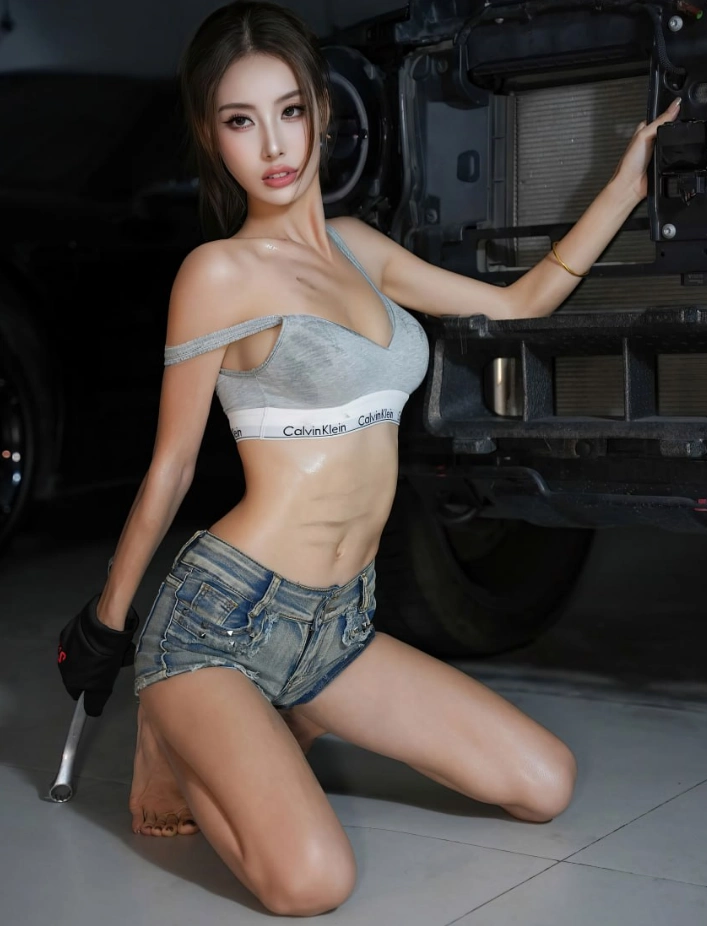 lingyu69灰色上衣牛仔短裤车库跪姿写真