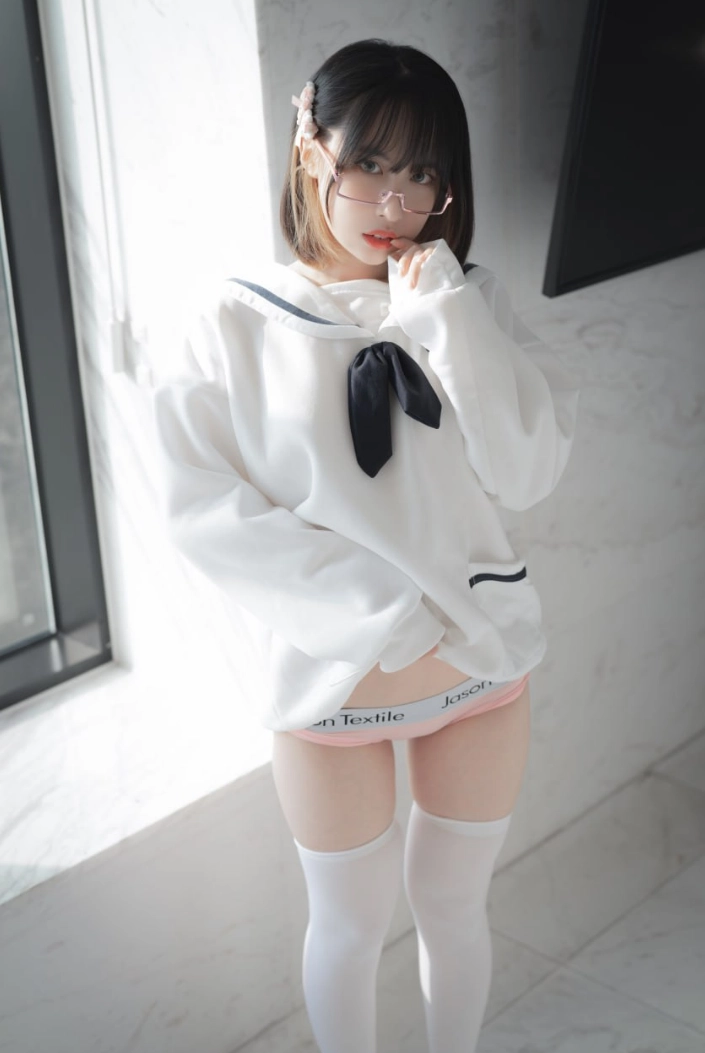 Uhye(이유혜)黑色短发白色水手领上衣站在窗边的写真