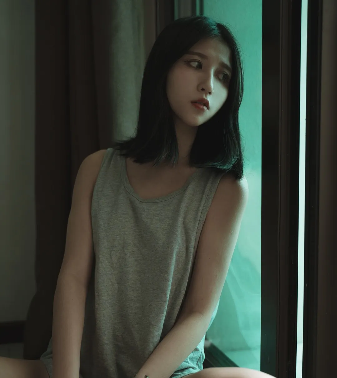 Cazi姬纪黑色短发灰色无袖上衣青绿色窗边写真