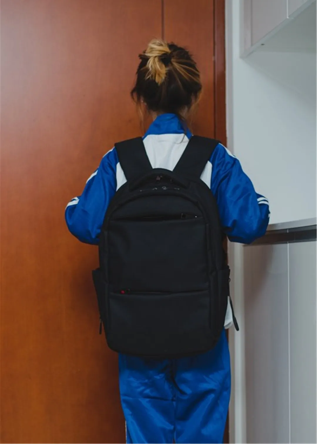萌量守恒 扎发穿蓝色运动服背黑色书包站在木门前