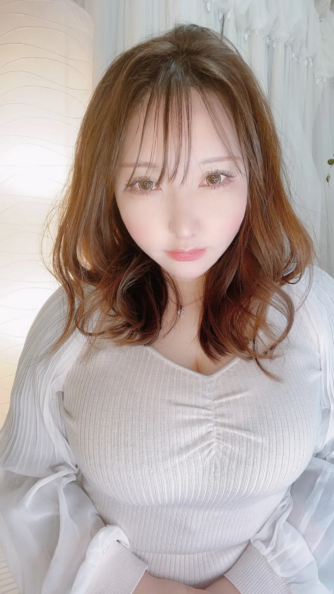 SAKU(サク)棕发刘海白色针织上衣高角度室内写真