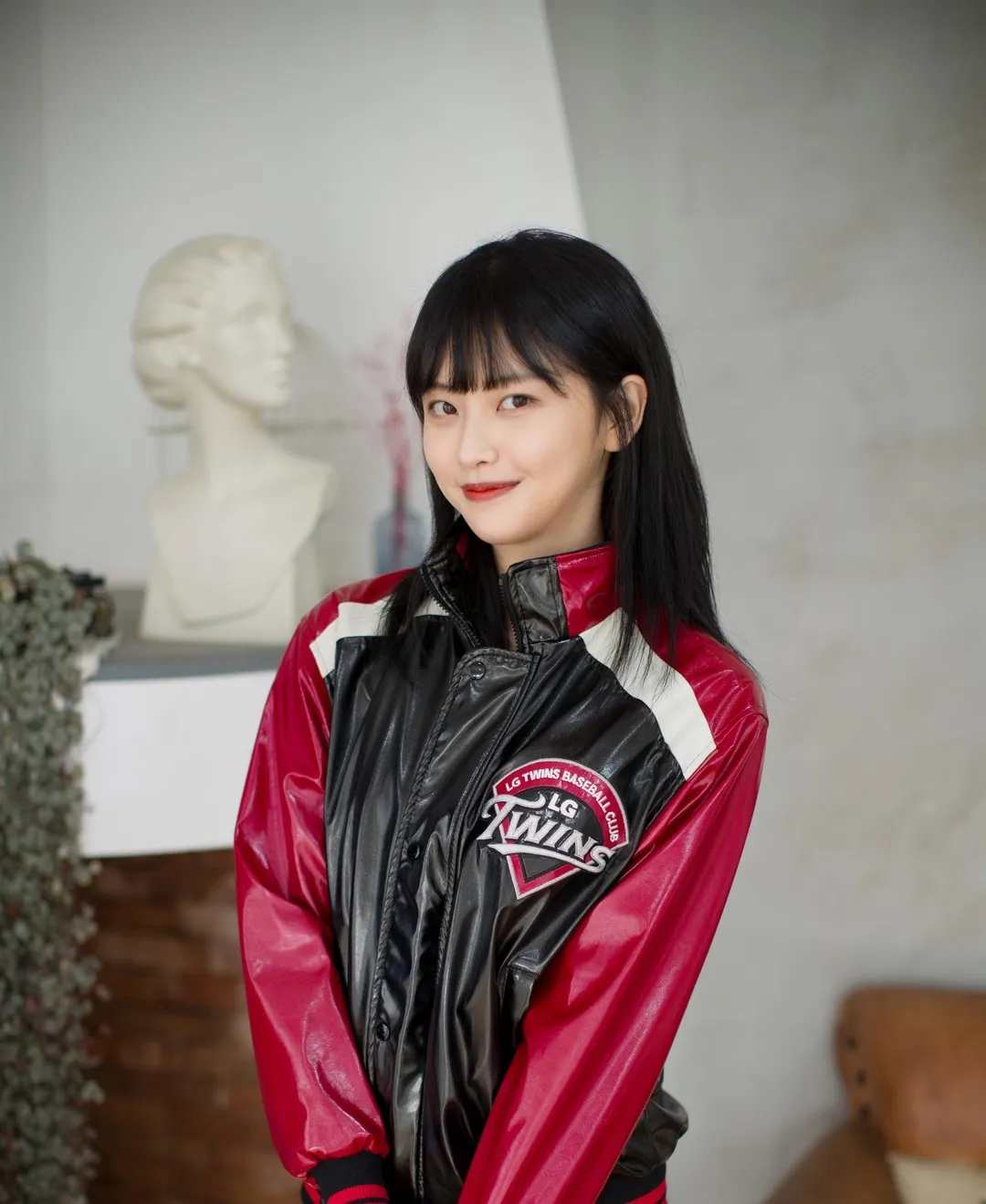 GMS(고말숙)留黑色长发和刘海,穿红黑亮面机车外套坐在室内的写真