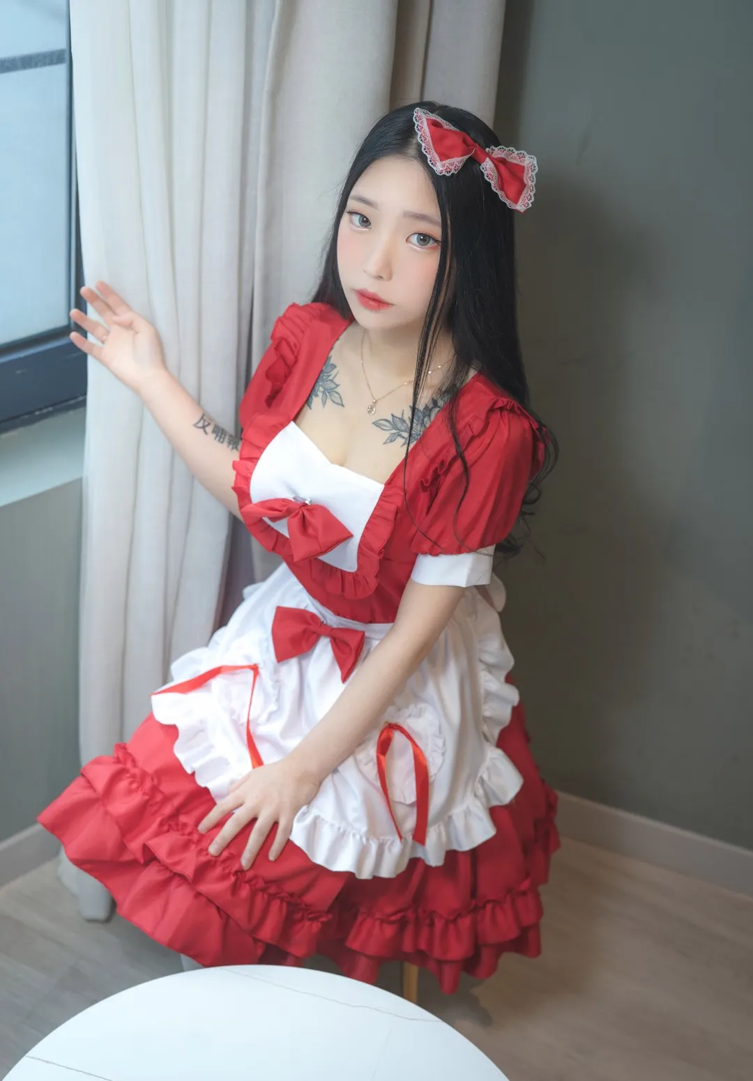 YeonHwa(연화) 黑色长发戴红色蝴蝶结穿红白裙装坐在窗边