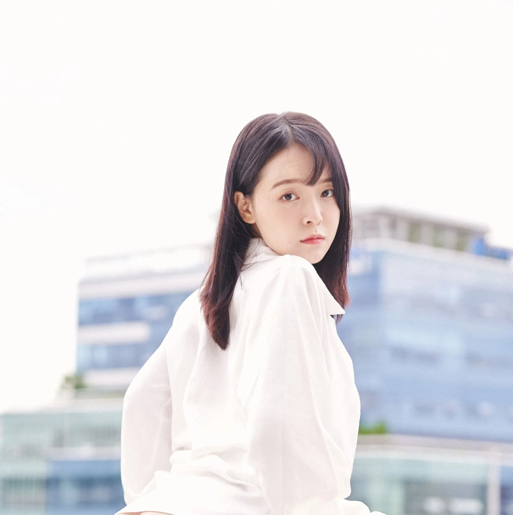 Espacia Korea短发白衬衫回头看向镜头的户外写真
