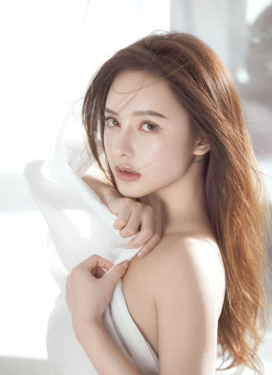 LIJIAO李娇 棕色长发白色衬衫在明亮窗光中的近景写真