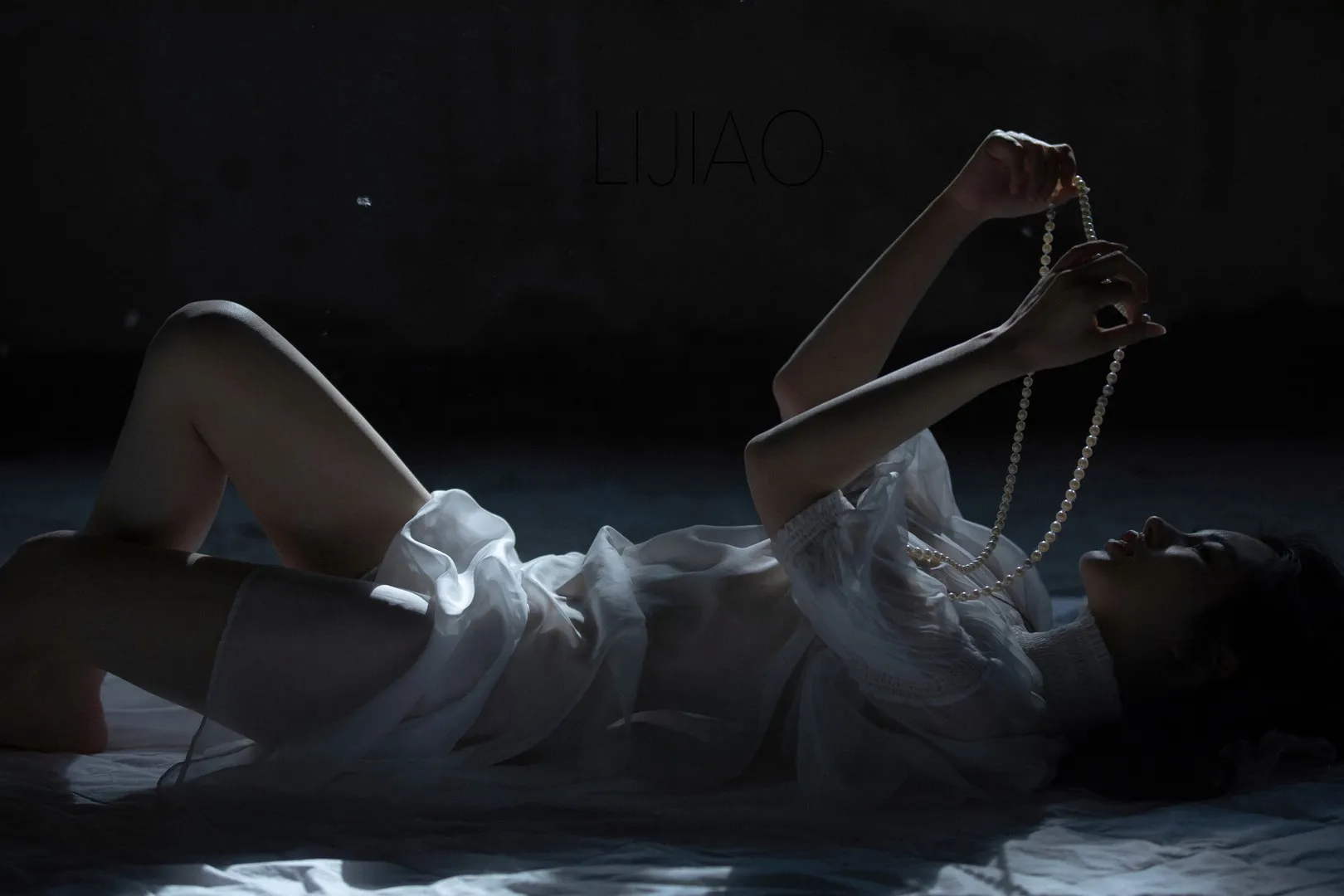 LIJIAO李娇 白色衣料躺姿手持珍珠串的暗调人像写真
