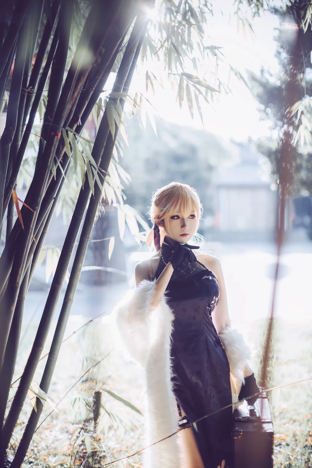 coser衣衣金色长发黑旗袍白色披挂竹林外景cosplay