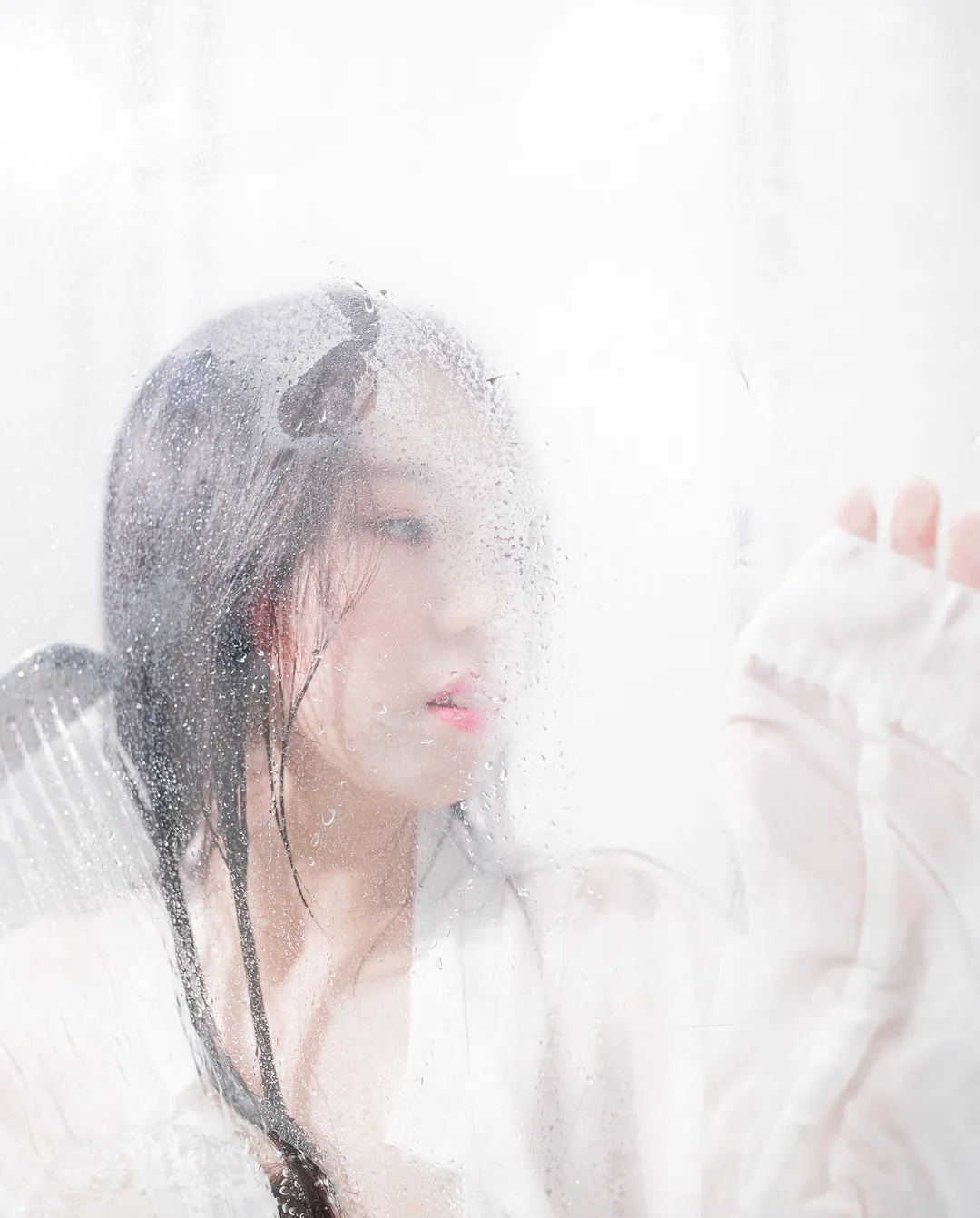 Dami(퀸다미)黑色湿发隔着雾面玻璃手臂靠近明亮背景写真