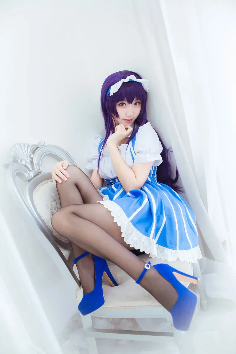 CoCo紫色长发蓝白女仆风服饰白色椅子写真