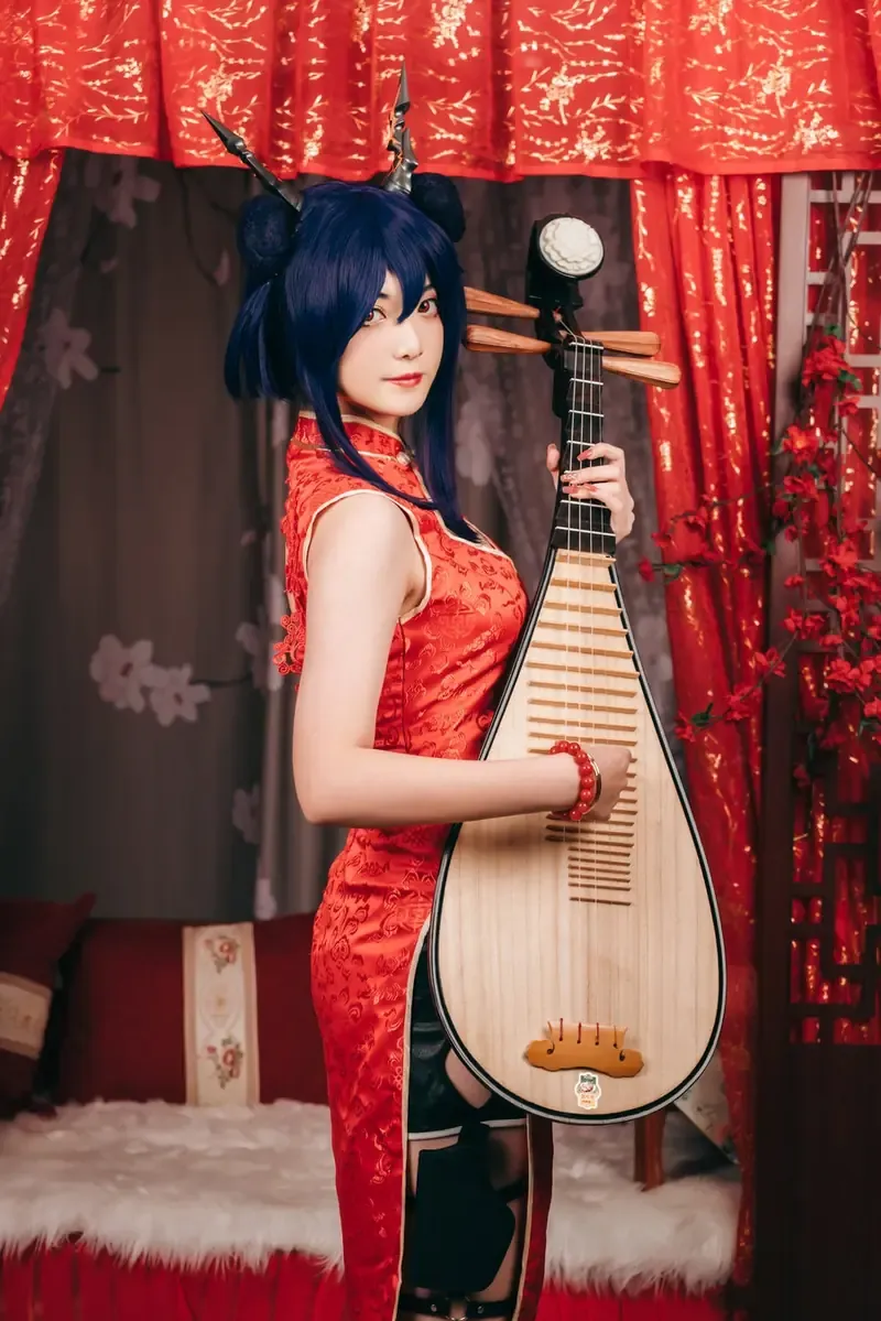 lovely呆玄 蓝黑长发红色旗袍手持琵琶站在红色帘幕前cosplay