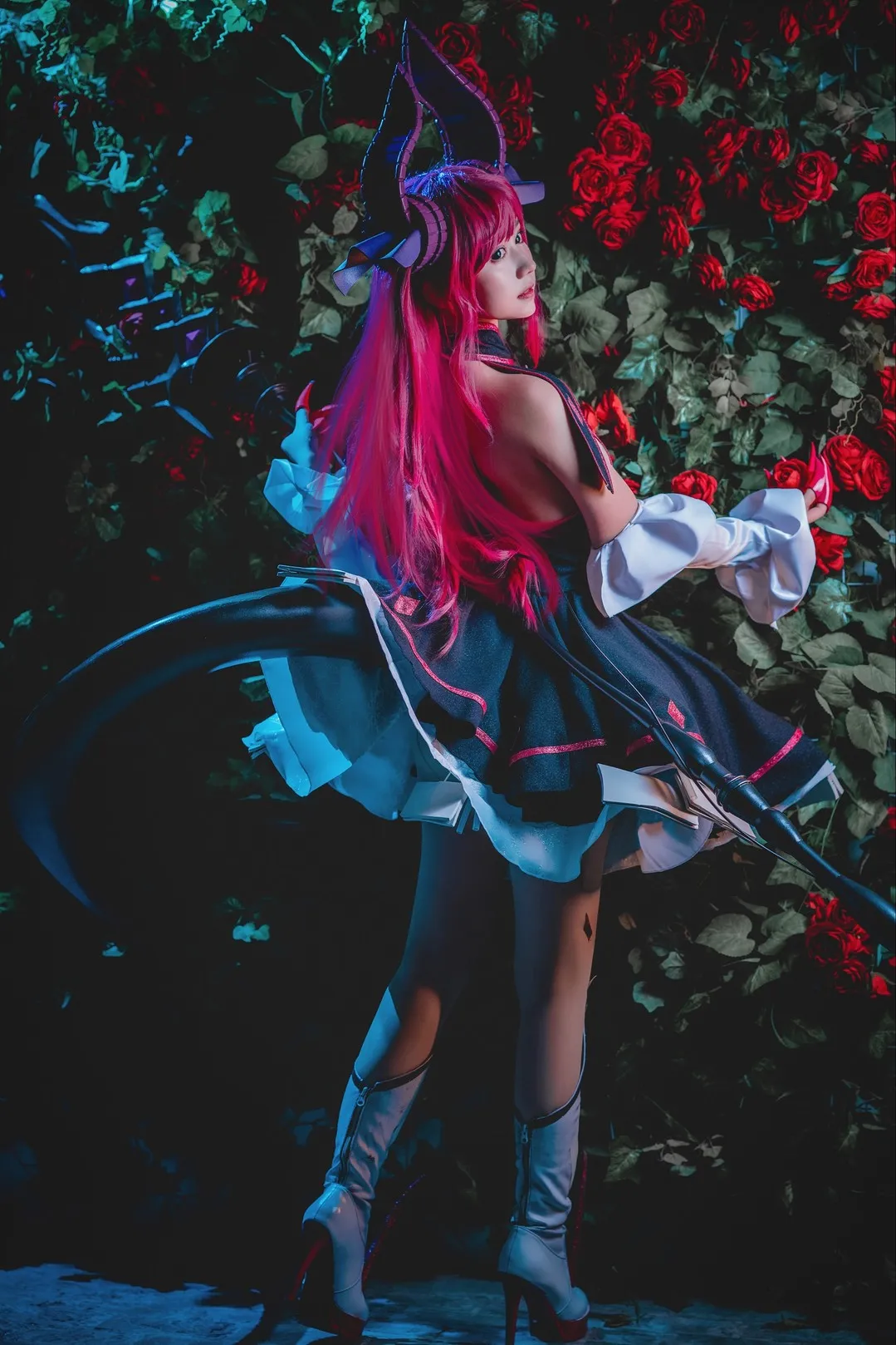 镜酱红色长发龙角头饰黑色裙装站在玫瑰背景前的cosplay写真