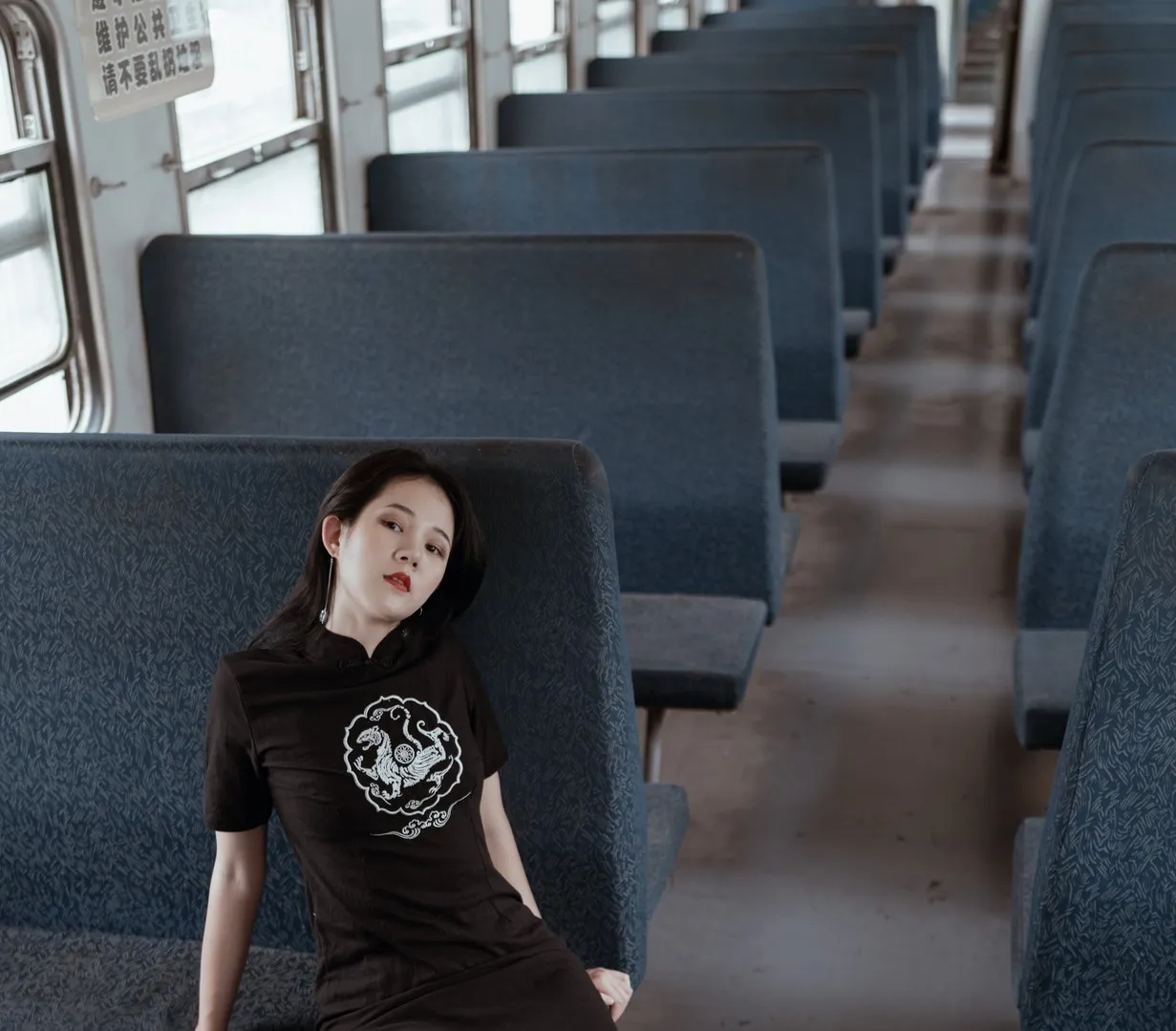 ArtStu长发模特穿黑色旗袍坐在旧车厢蓝灰座椅旁