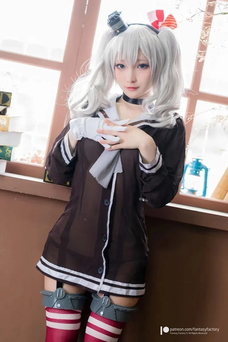 FantasyFactory小丁银白双马尾穿黑色制服外套,站在室内窗边的角色cosplay