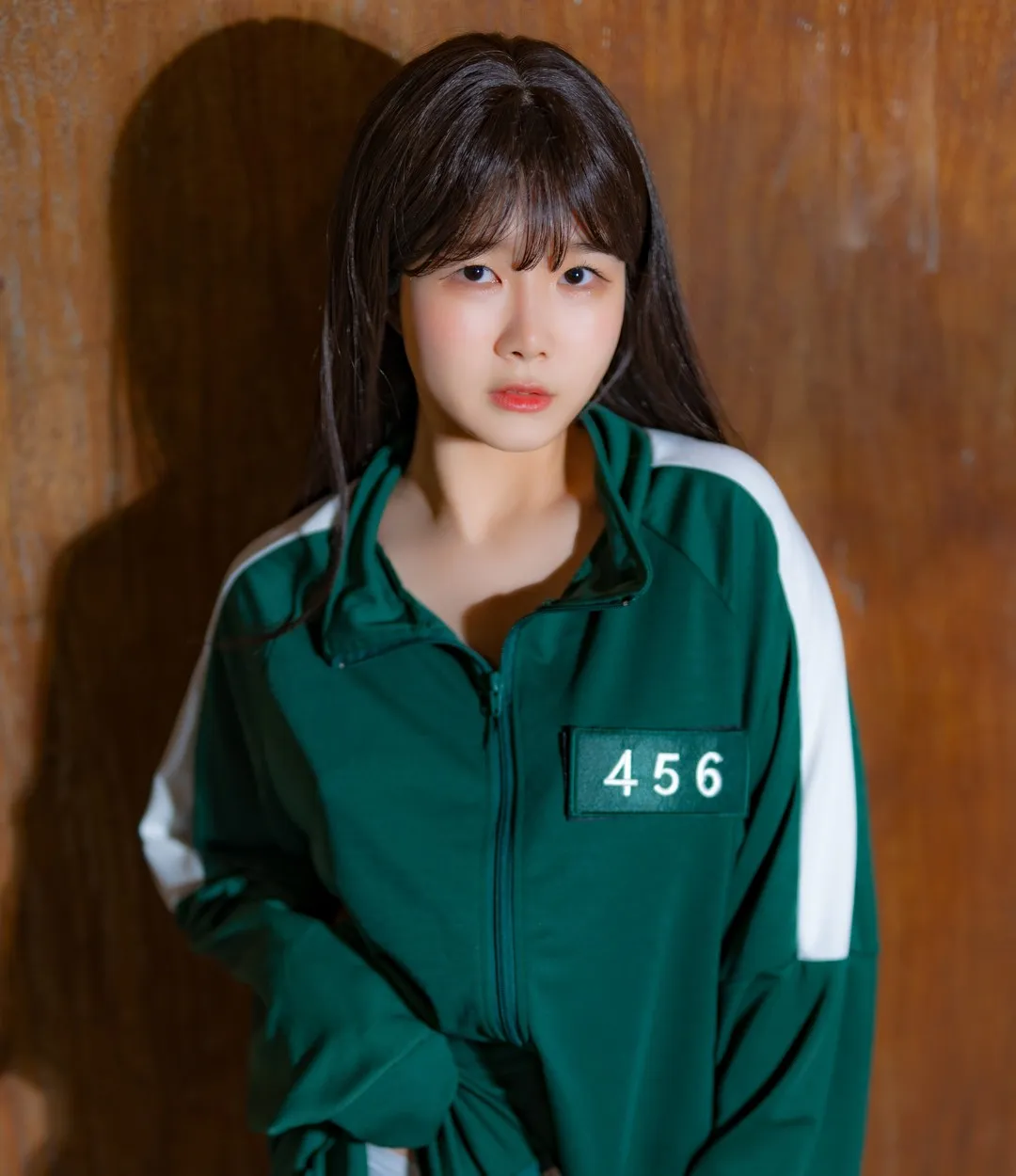 NWORKS长发刘海绿色编号运动服木墙背景写真