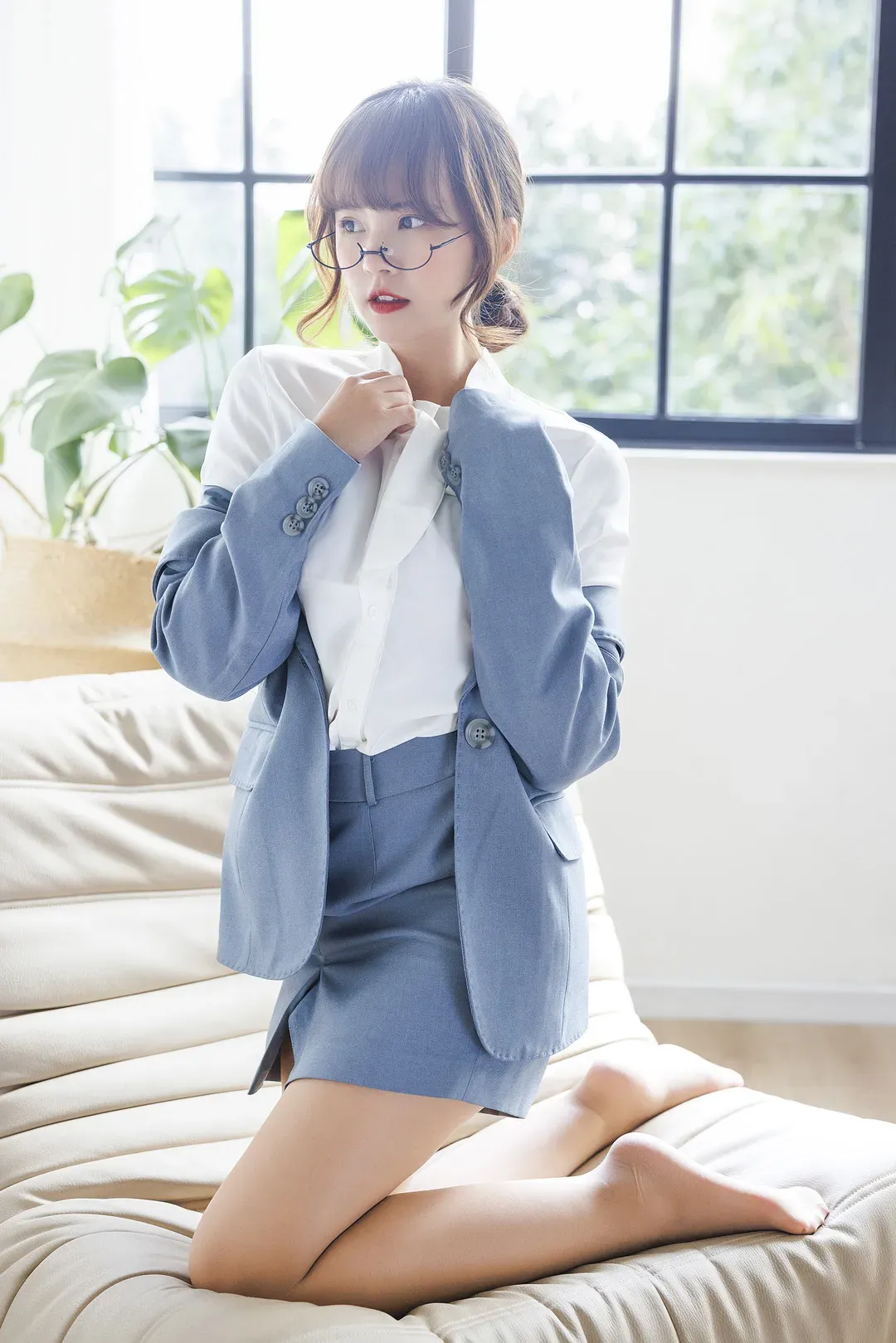 张思允Nice蓝色西装短裙跪坐在窗边沙发上写真